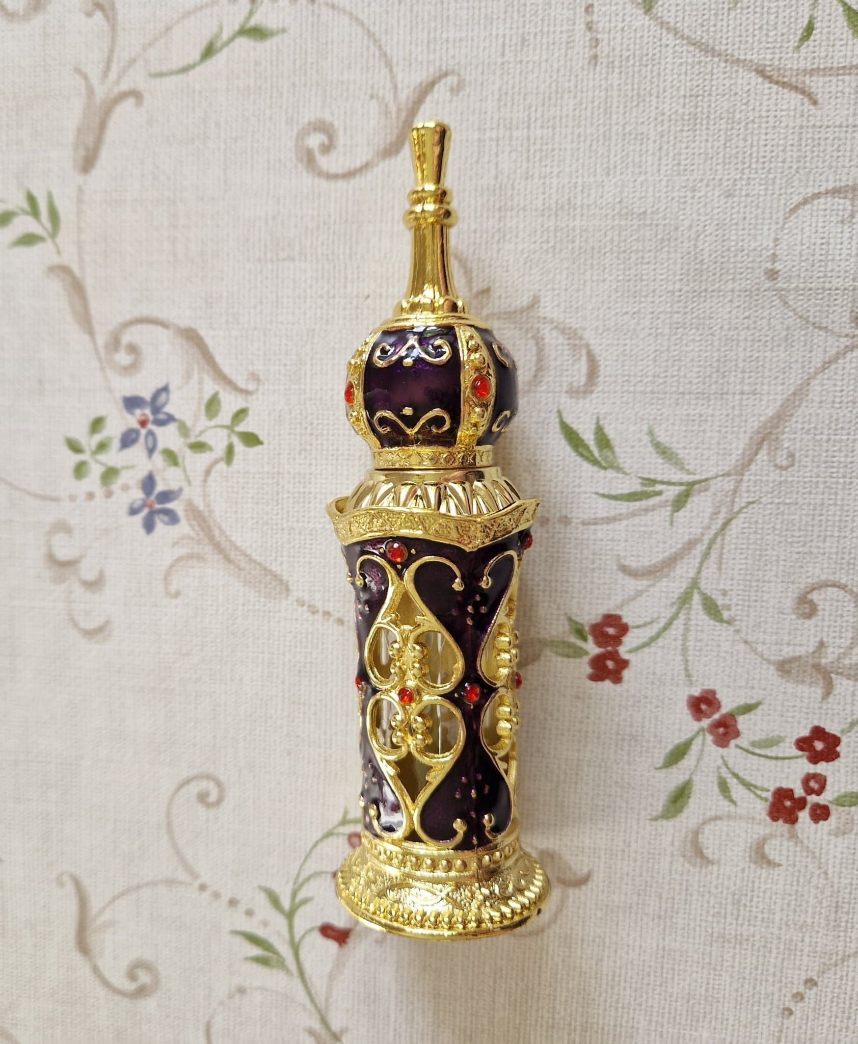 Oanvänd superfin TOM mörklila och guldfärgad parfymflaska i vintage stil, 10ml