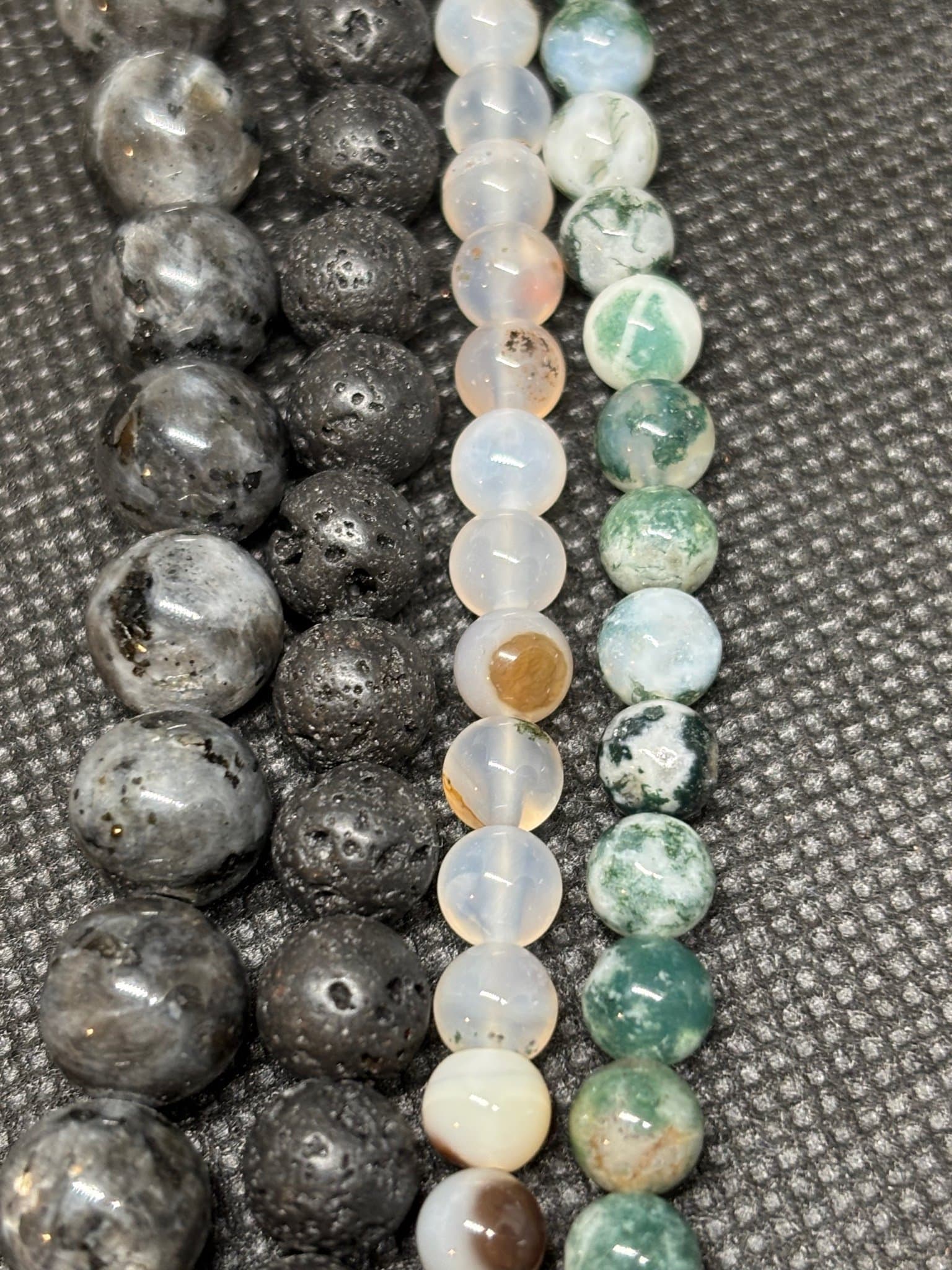 4 pärlsträngar agat vulkan larvikit