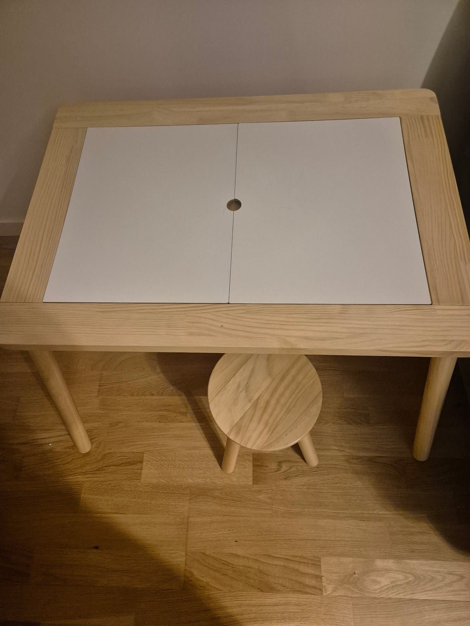 KRUZZEL Sensoriskt bord med pall helt nya