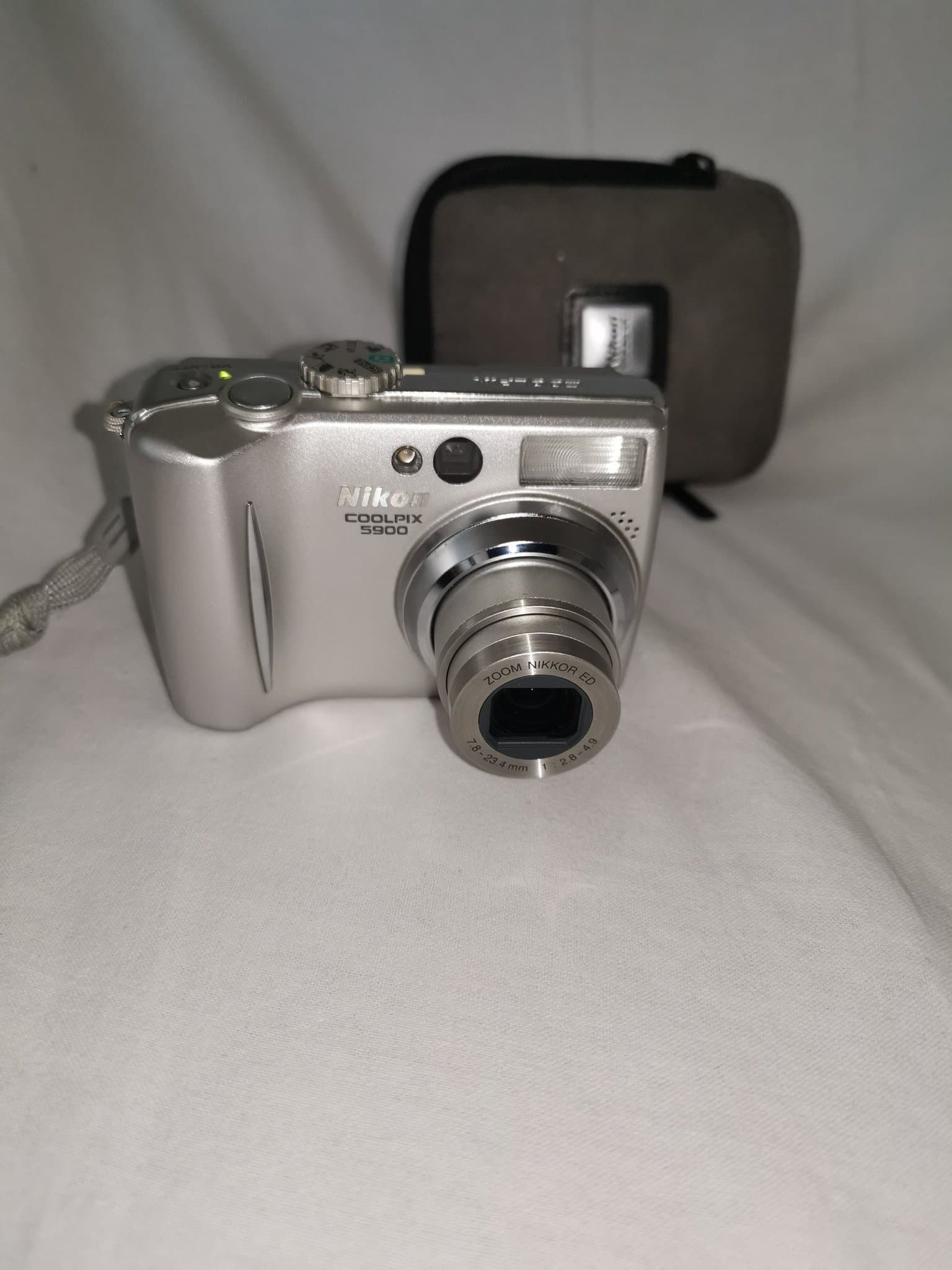 Nikon coolpix 5900 (batteri luckan stänger inte).