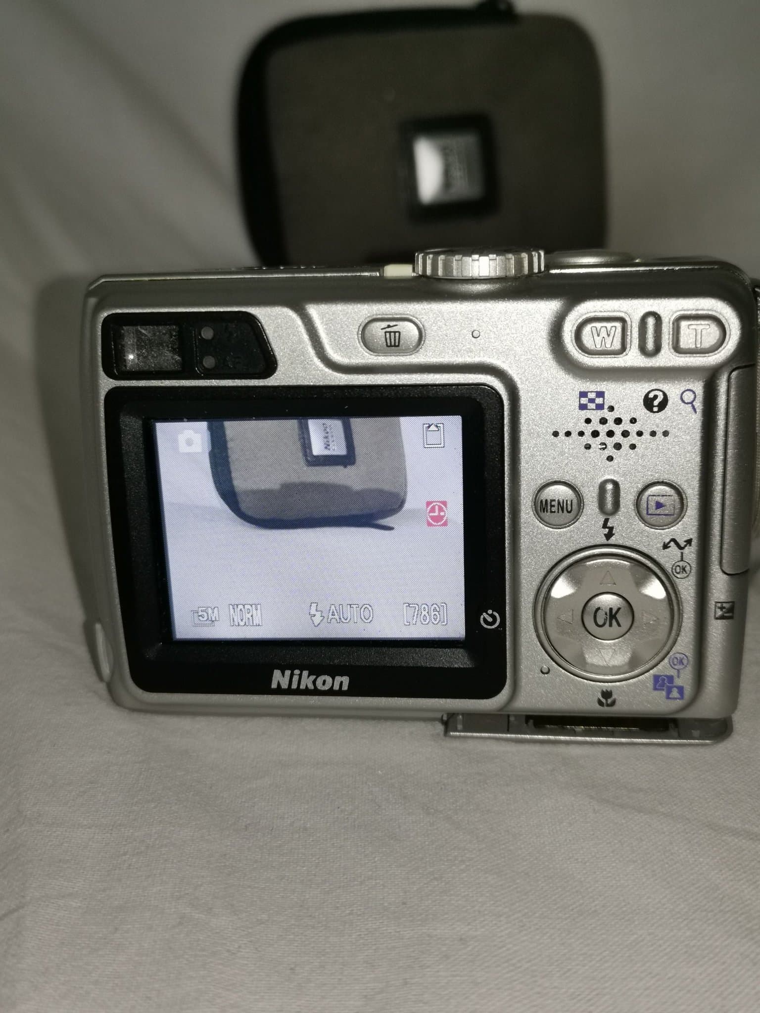 Nikon coolpix 5900 (batteri luckan stänger inte).