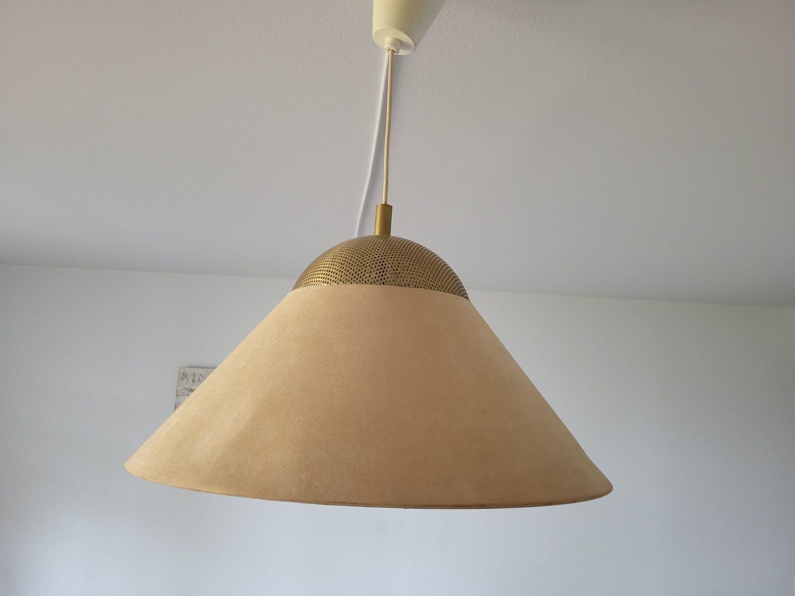 Taklampa i beige och mässing