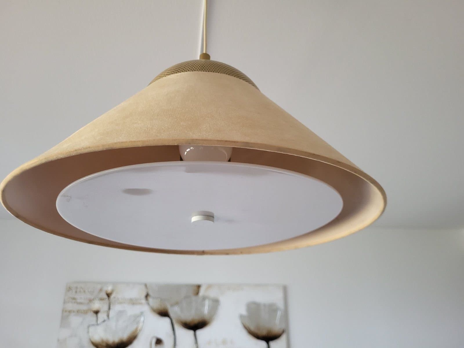 Taklampa i beige och mässing