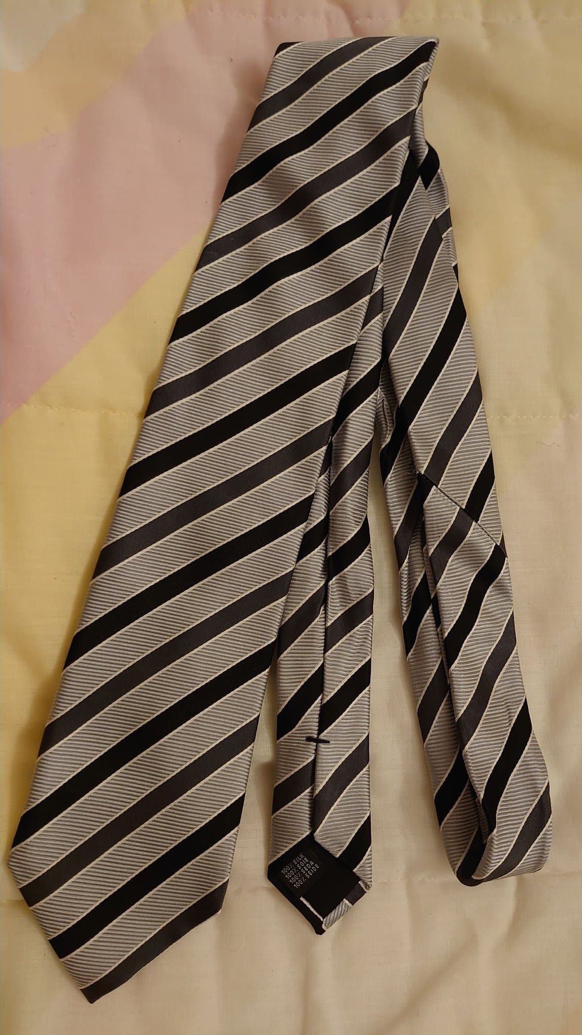 Grå och svart slips