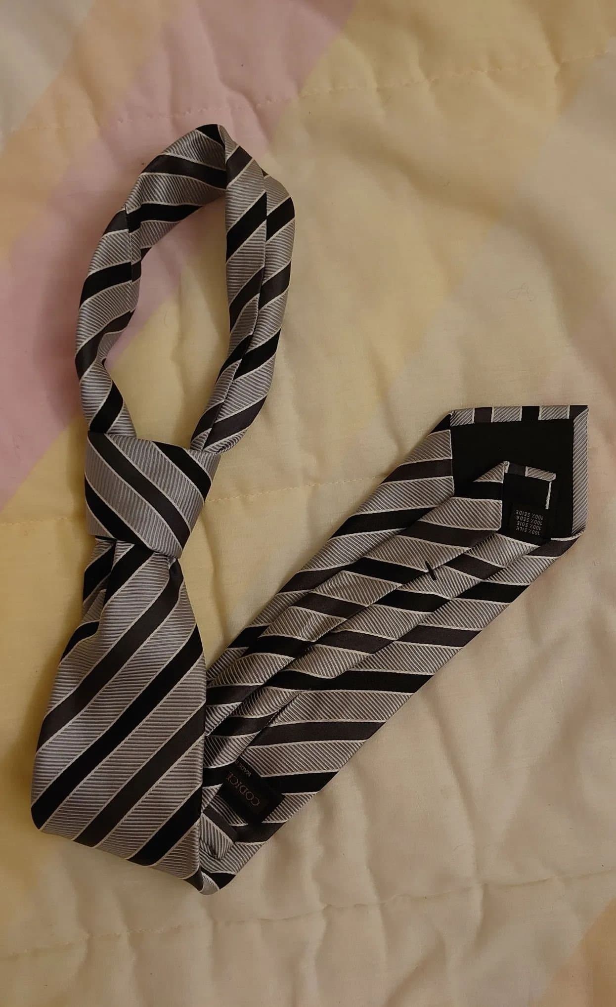 Grå och svart slips