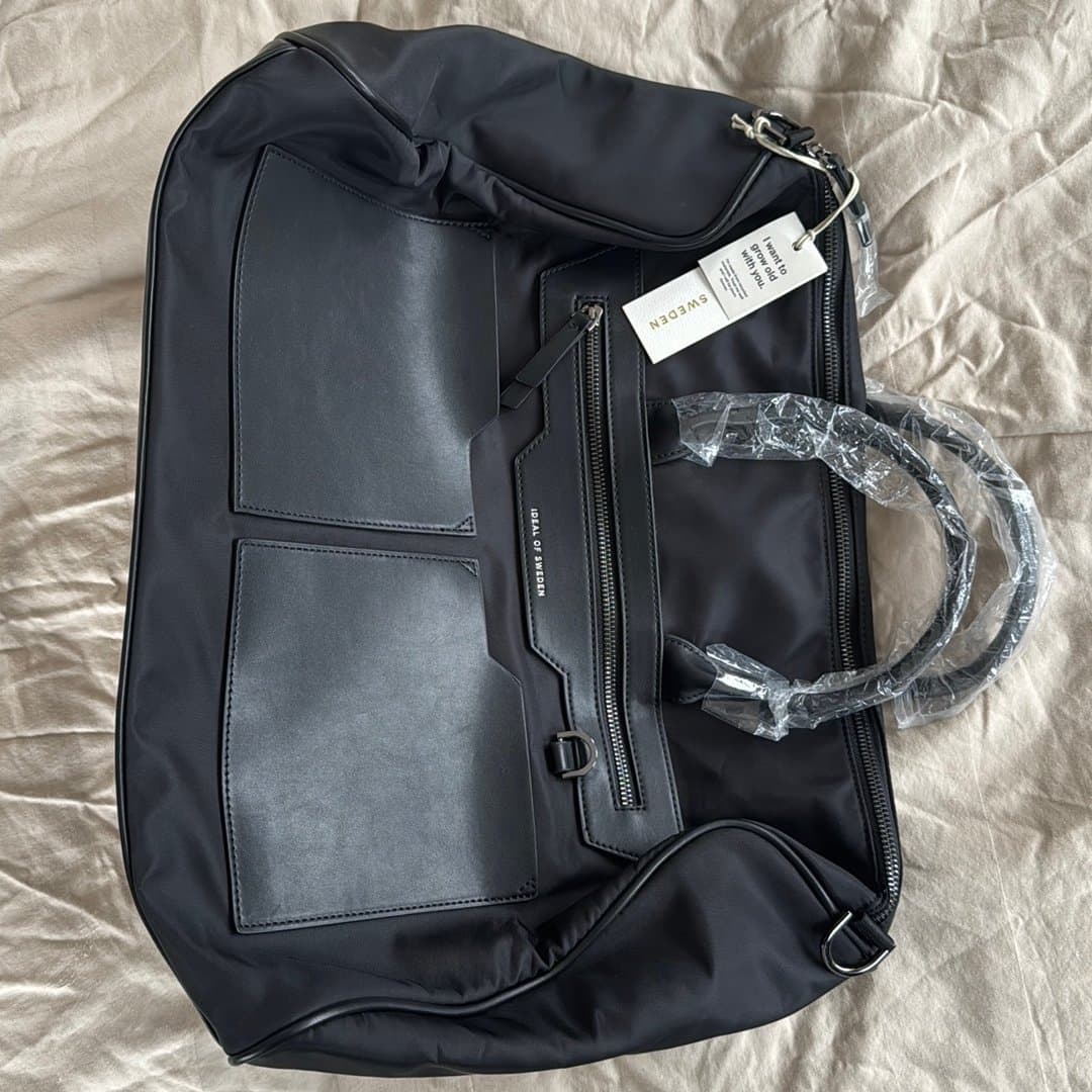 Ideal of Sweden svart duffelväska (Brand new, unused)