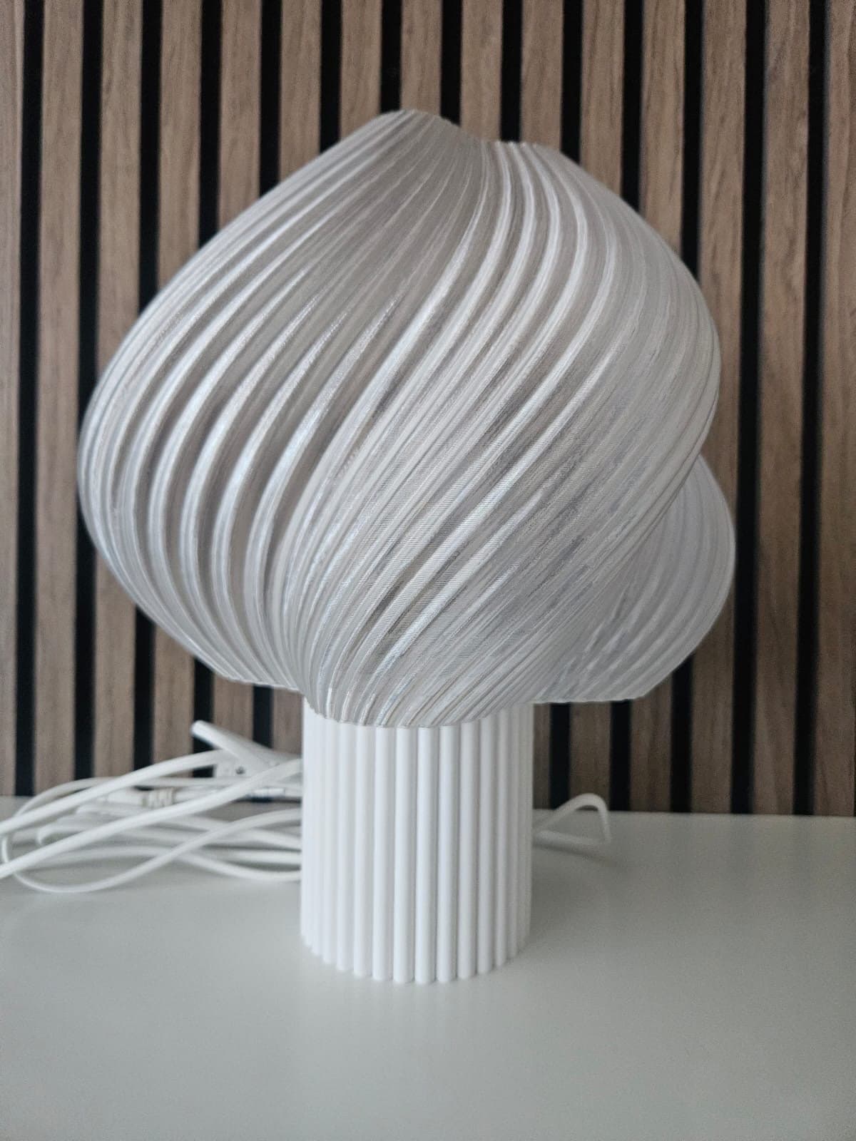 Bordslampa: Mattvit fot och transparent veckad skärm