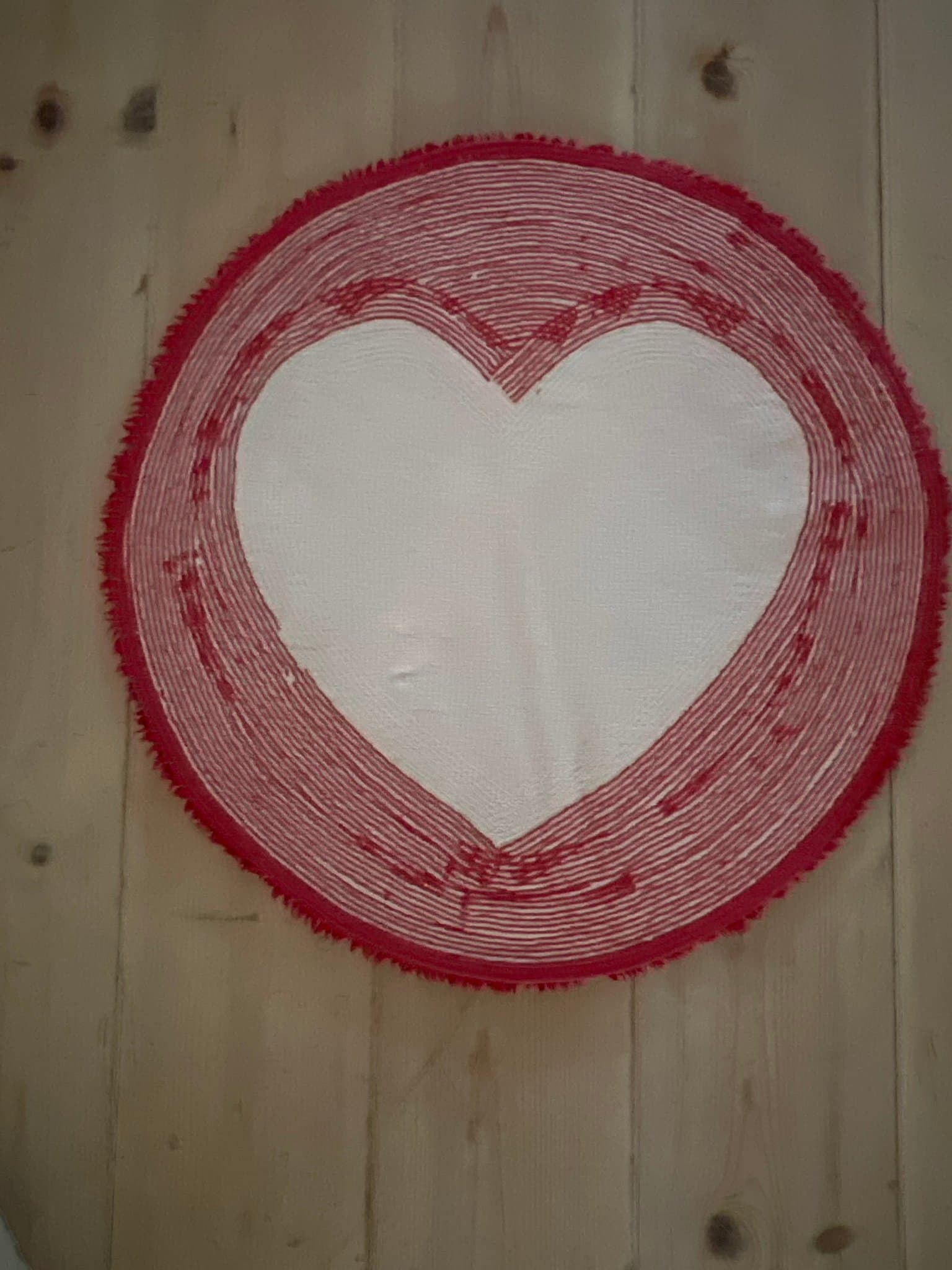 Röd rund matta med hjärta