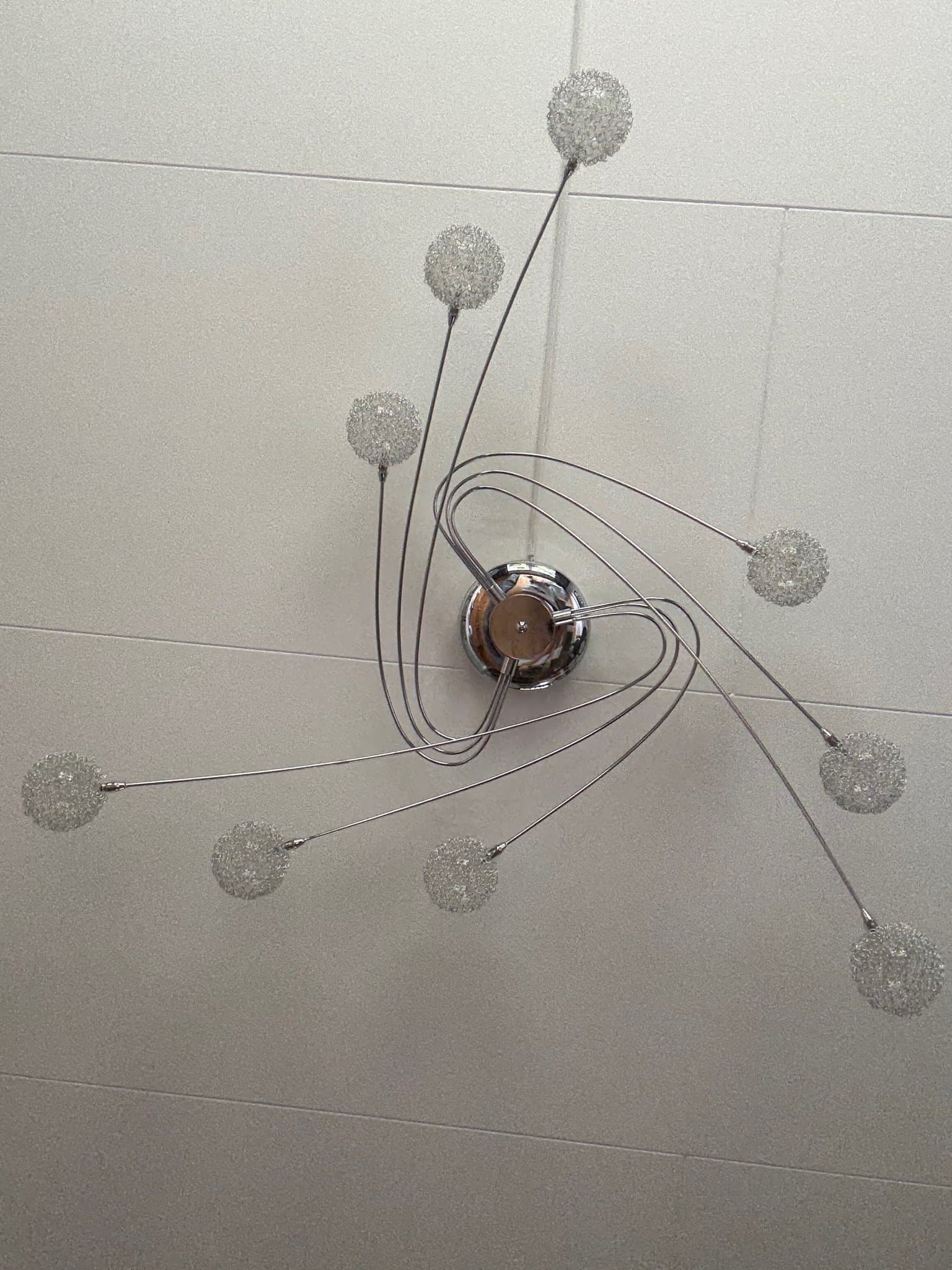 Modern Taklampa med glaskulor och metalltrådar