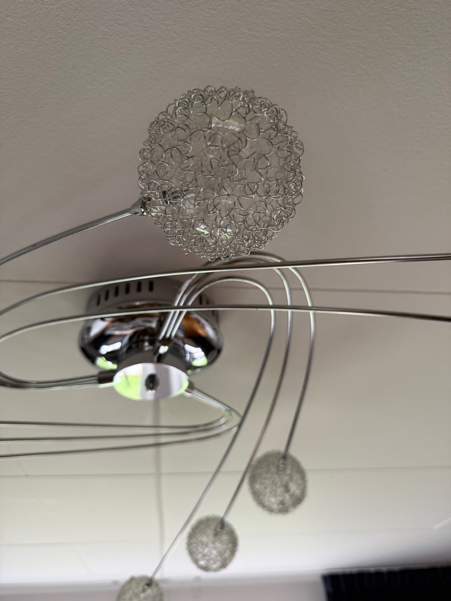 Modern Taklampa med glaskulor och metalltrådar