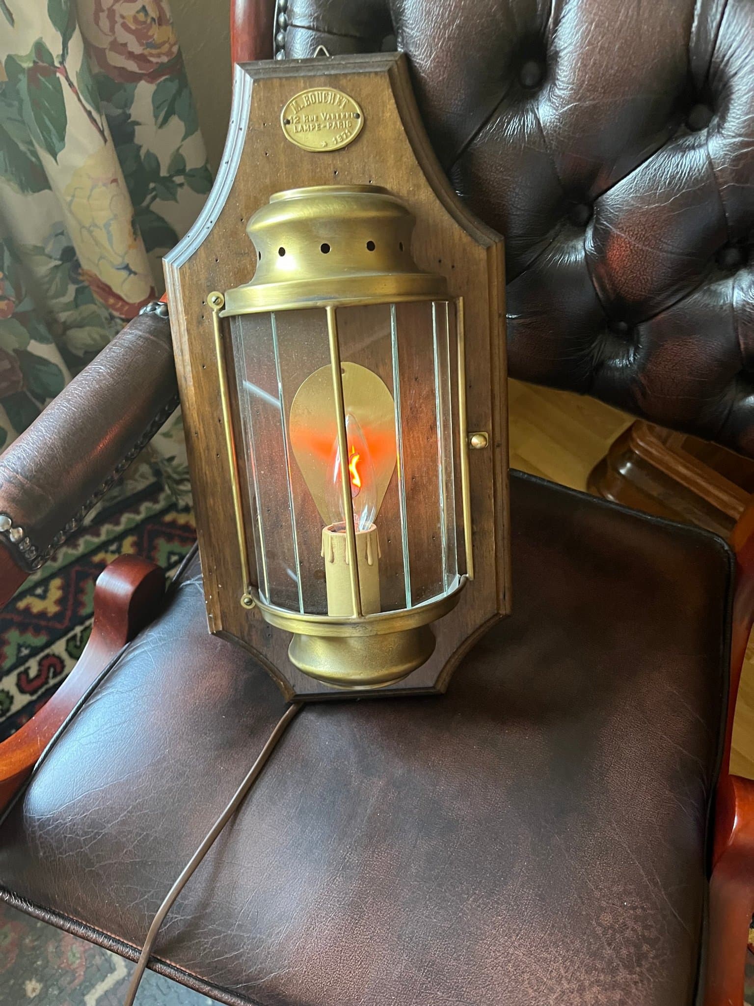 Vägglampa/ lampett i mässing och trä, M. Bouchet, Paris