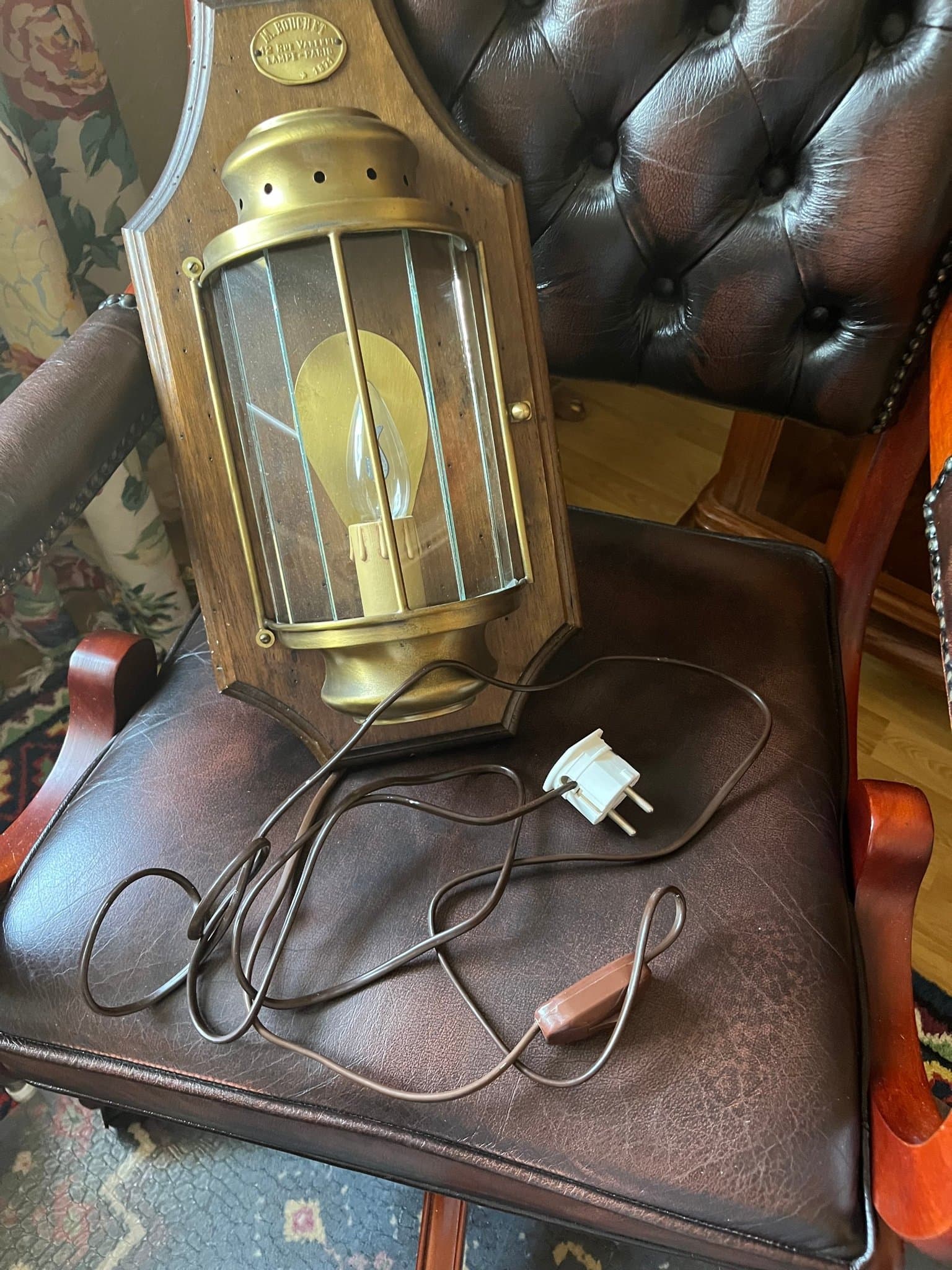 Vägglampa/ lampett i mässing och trä, M. Bouchet, Paris