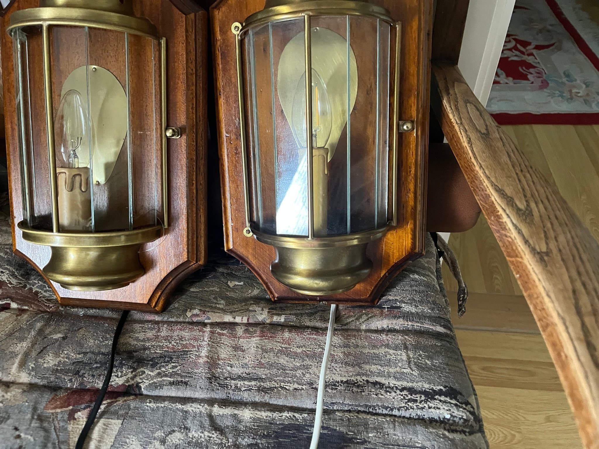 Vägglampett/ lampa i mässing och trä, M. Bouchet, Paris