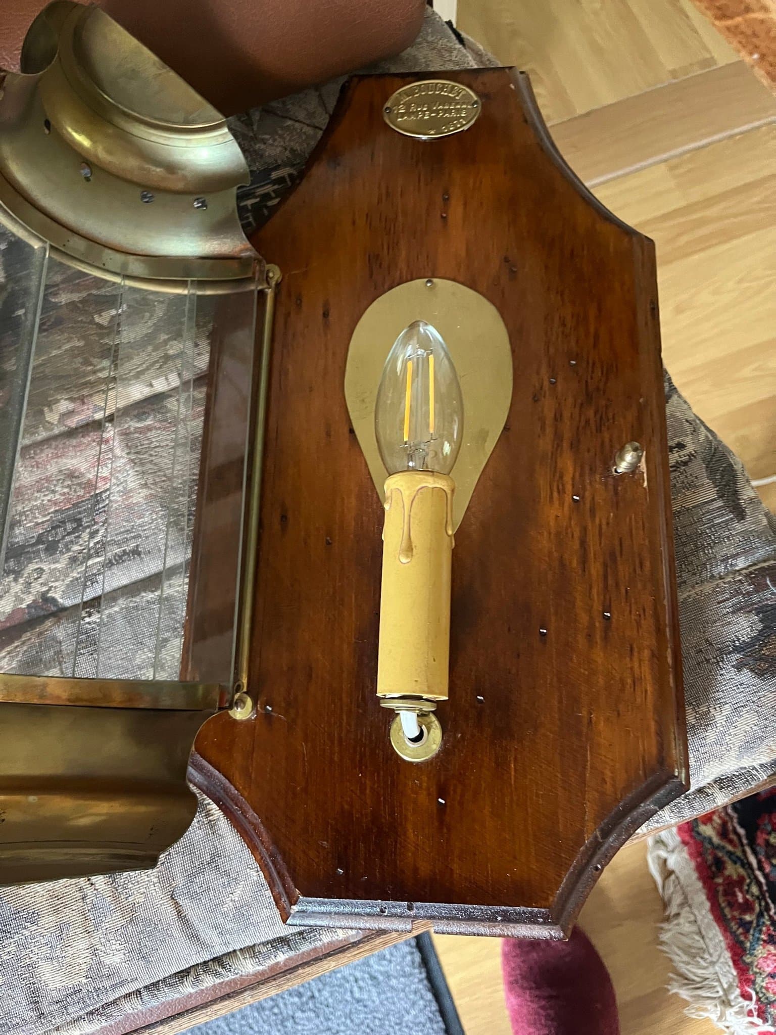 Vägglampett/ lampa i mässing och trä, M. Bouchet, Paris