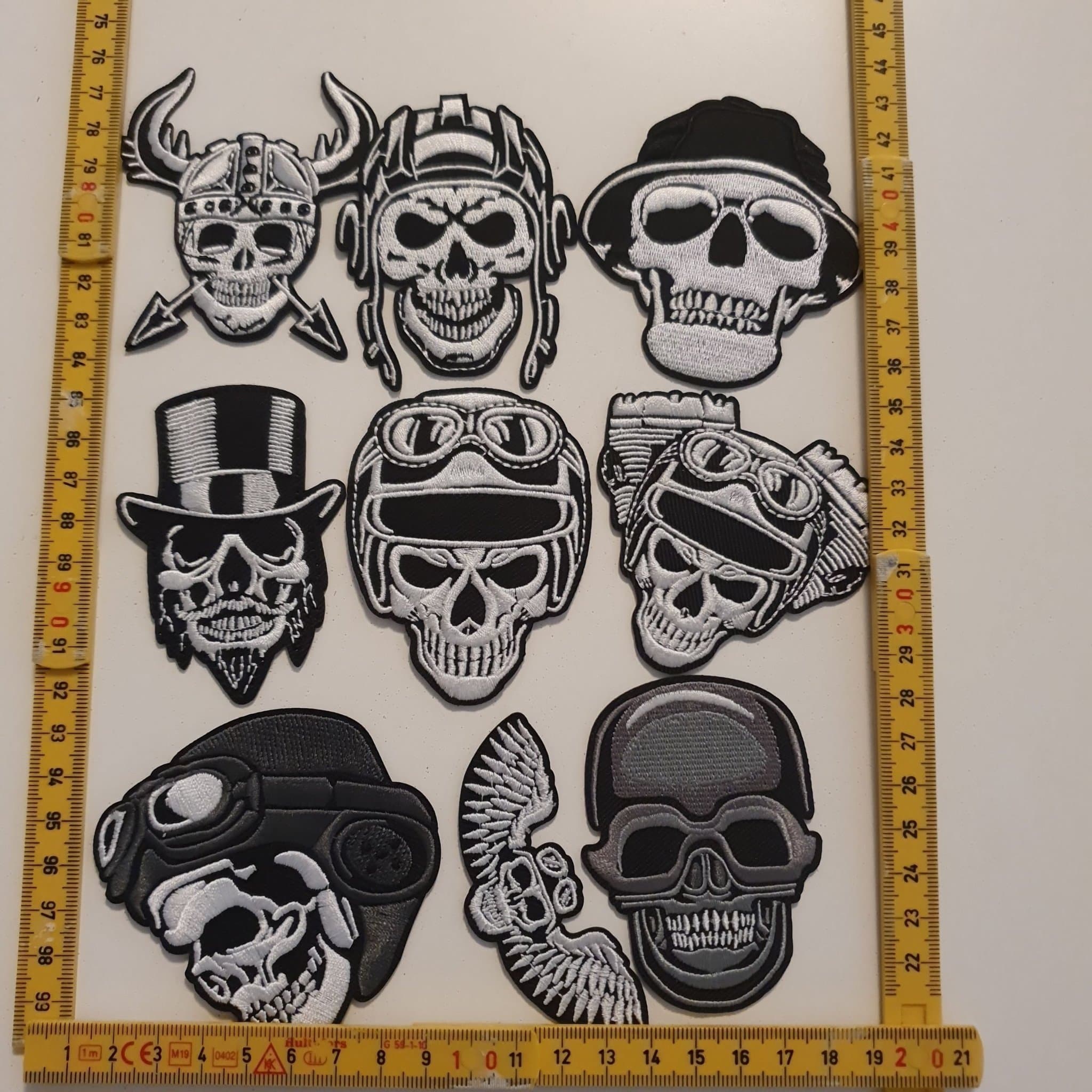 Set med 9 Broderade Tygmärken - Dödskallar
