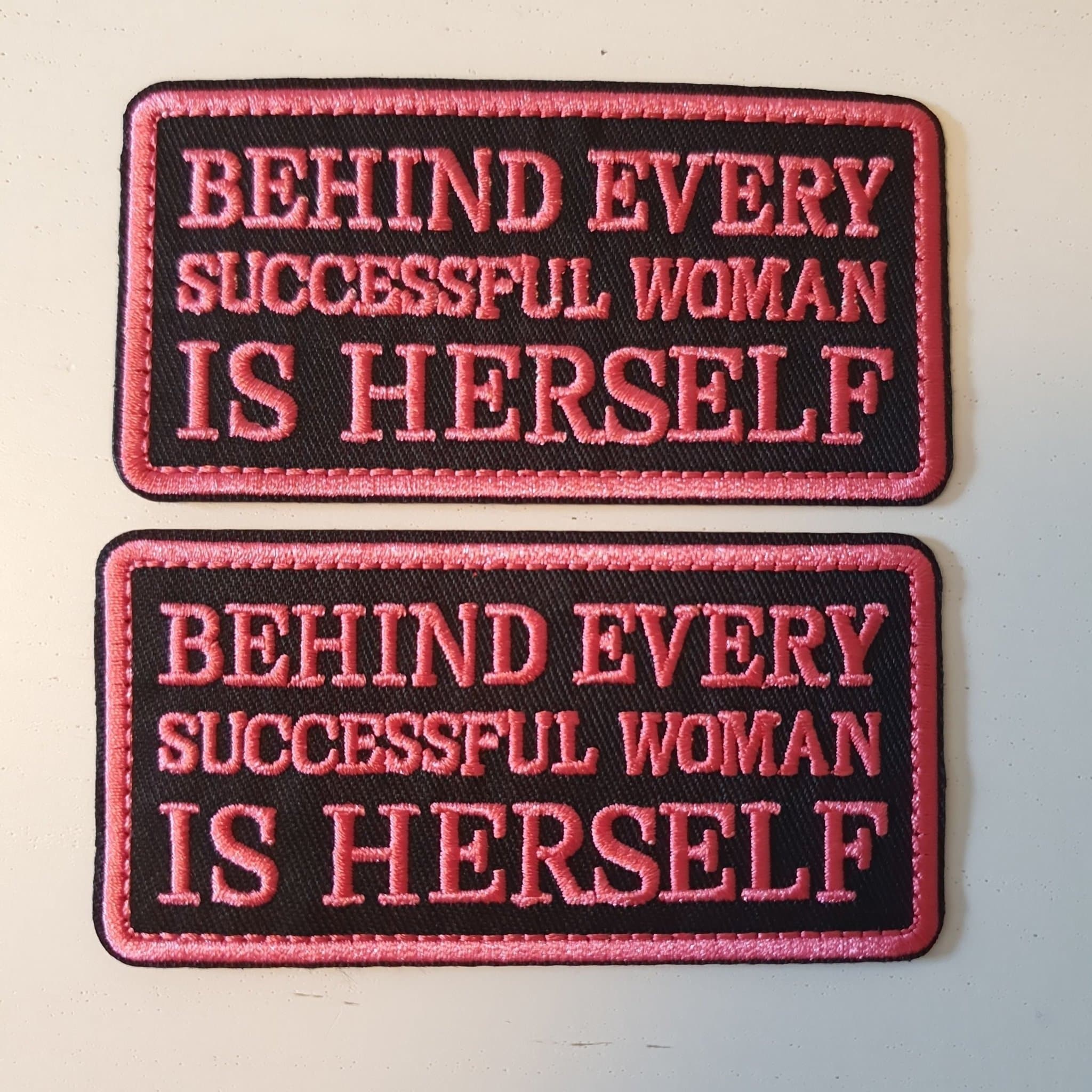 2 st Tygmärken - Behind Every Successful Woman