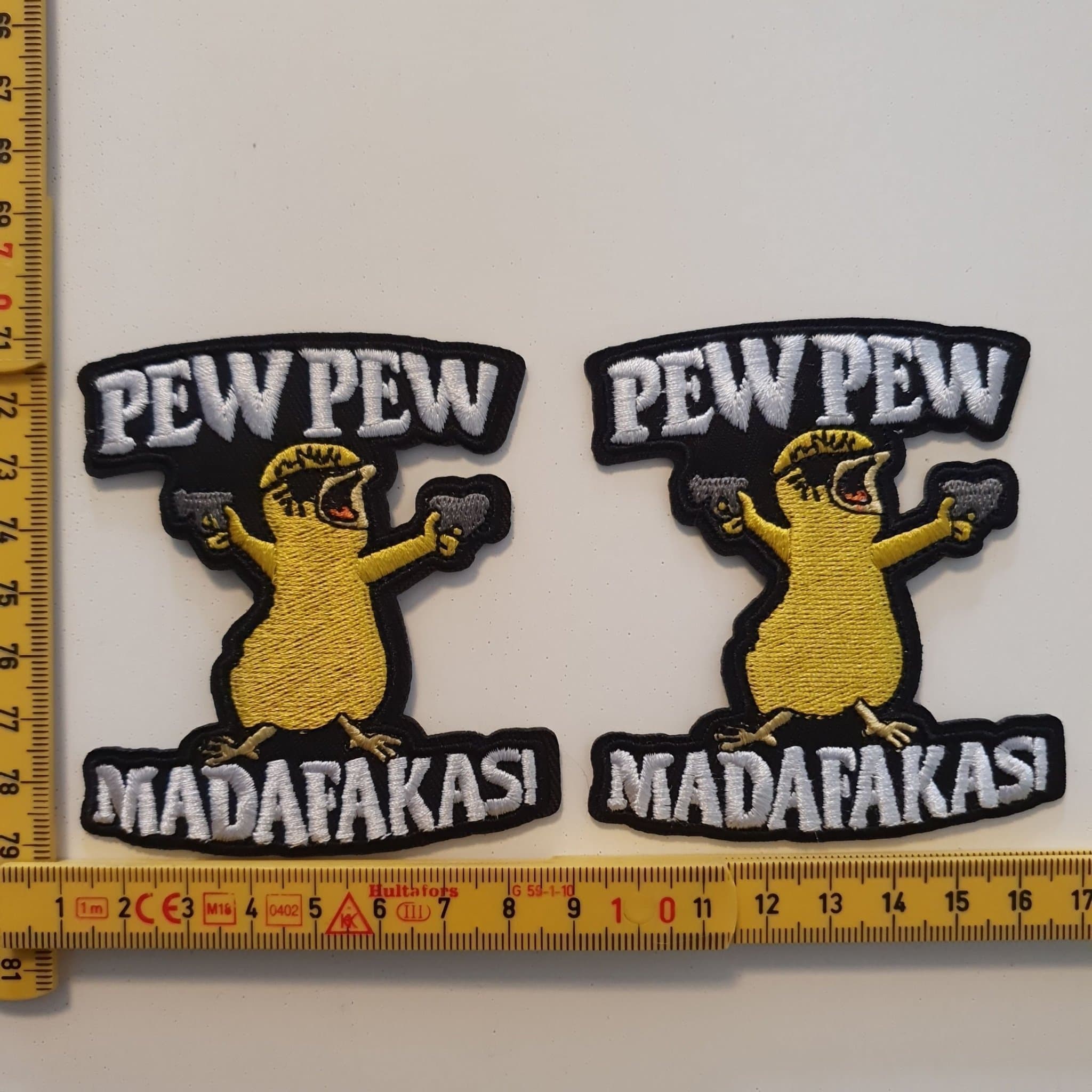 2 st Tygmärken - PEW PEW MADAFACKAS! - Broderade