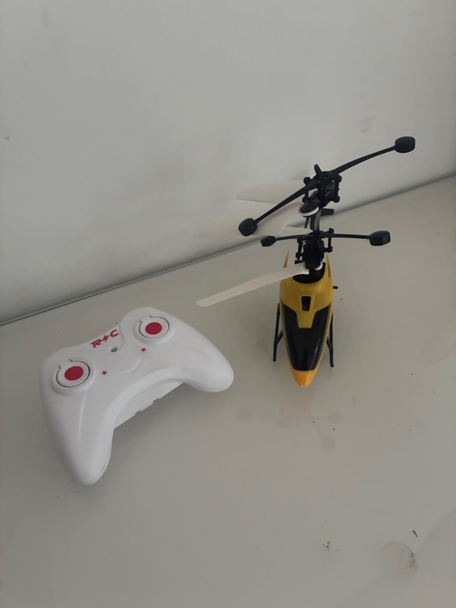 Fjärrstyrd Helikopter med Kontroll