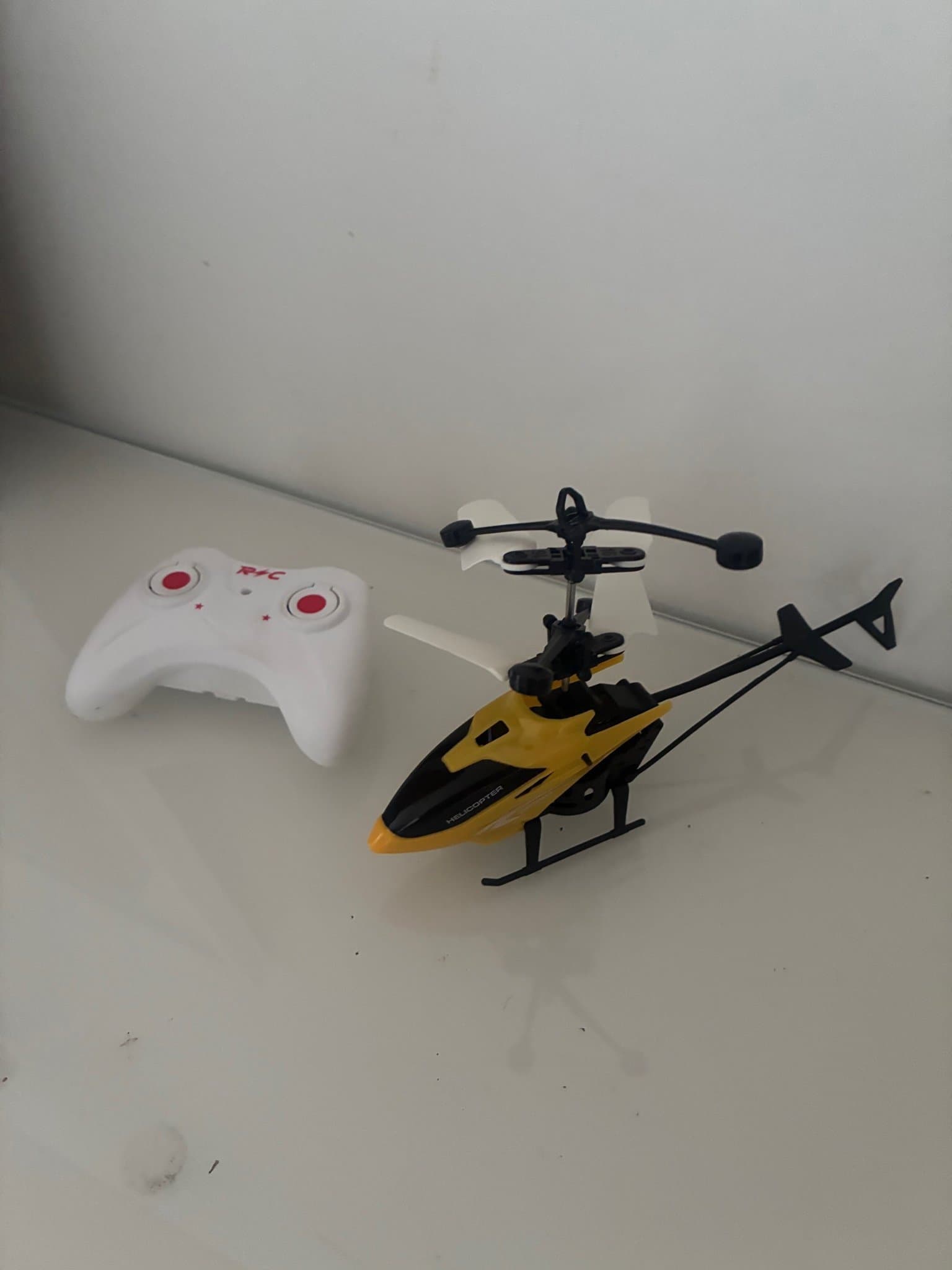 Fjärrstyrd Helikopter med Kontroll