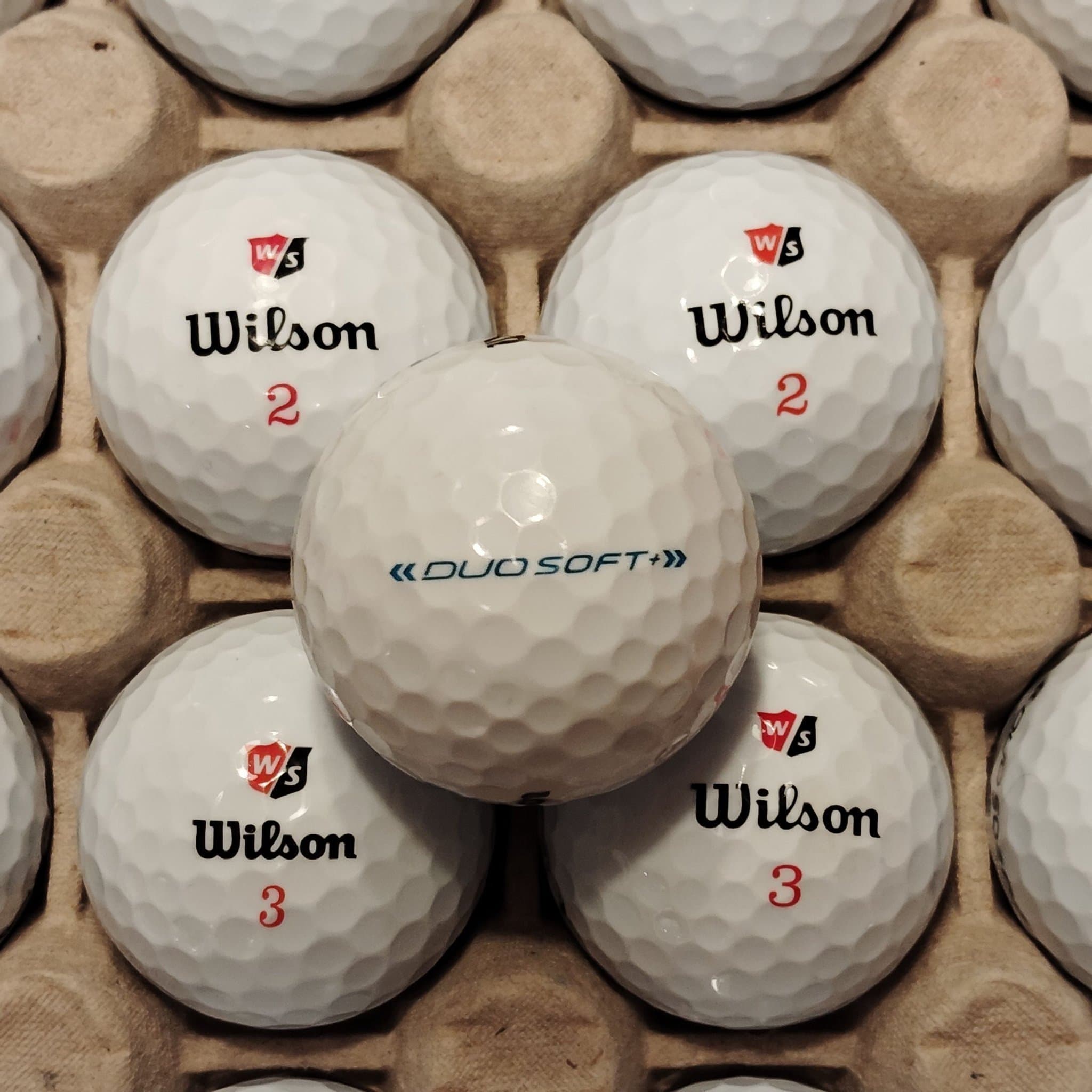 40 st Wilson Staff Duo Soft+ golfbollar – 20 med röd text och 20 med blå text