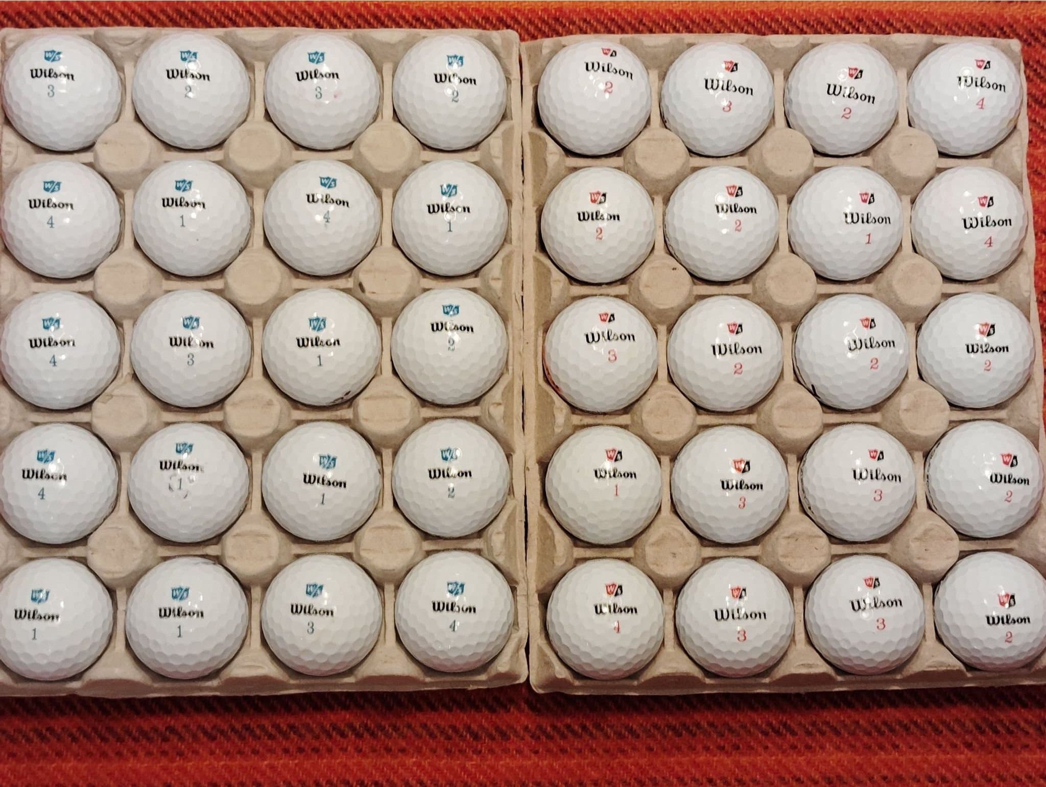 40 st Wilson Staff Duo Soft+ golfbollar – 20 med röd text och 20 med blå text