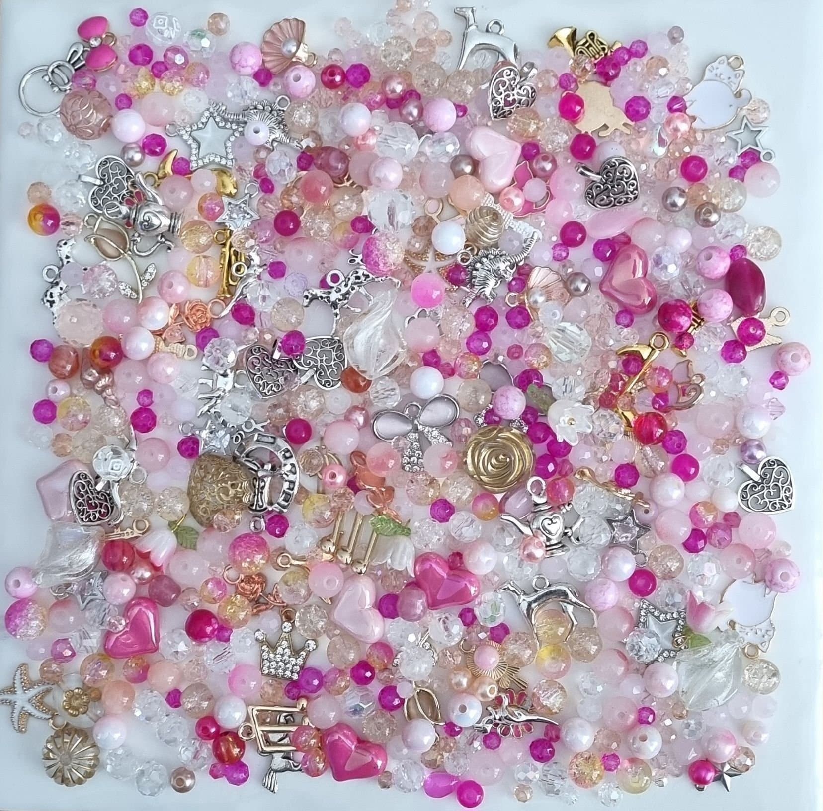 Blandad rosa och lite kristall pärlor och berlocker