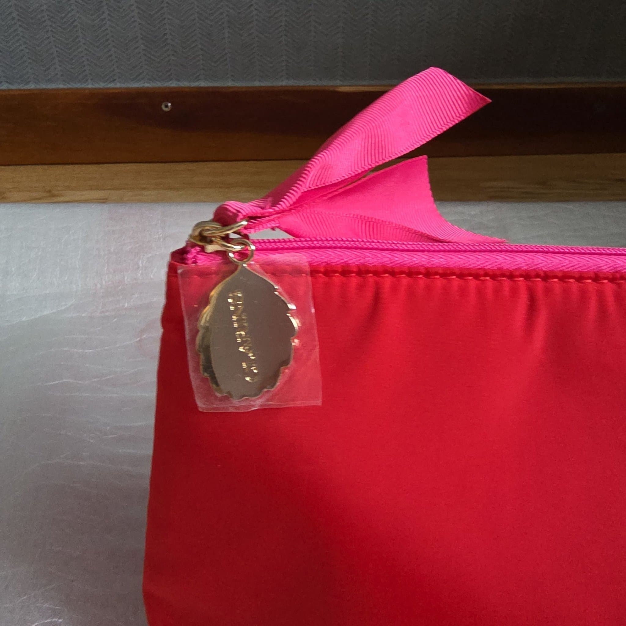 Ny från Clarins Superfin Sminkväska