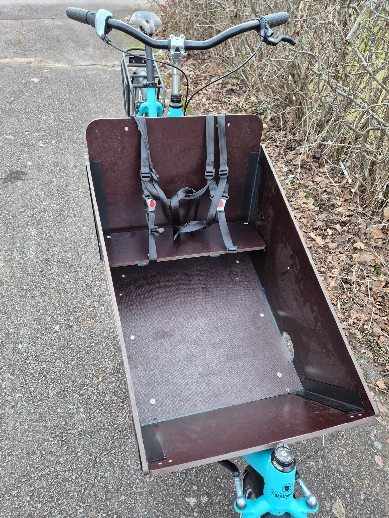 Lätt lådcykel utan el, med fotbroms, plats för 2 barn