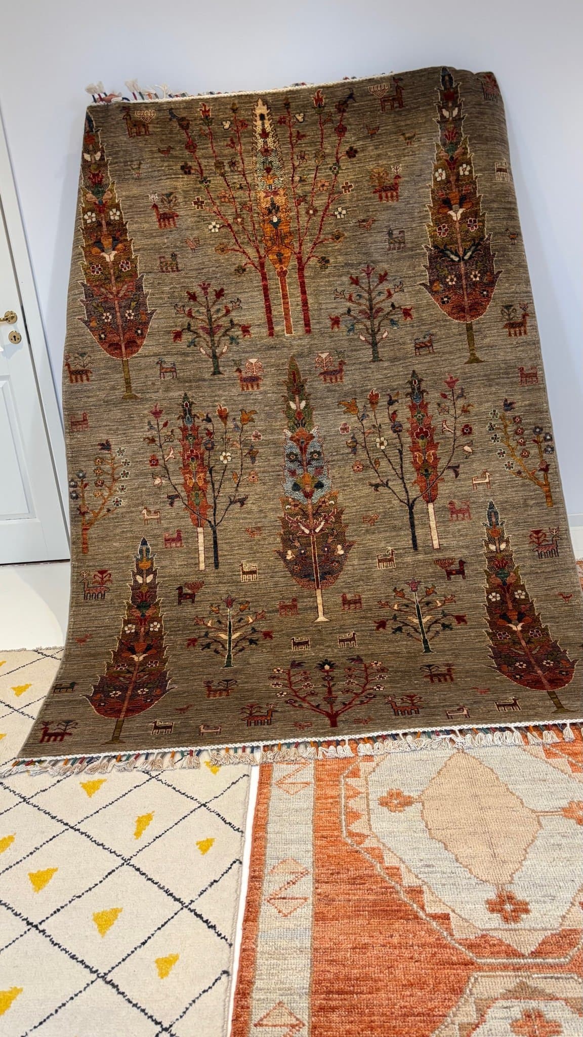 Äkta handknuten matta med livsträdsmönster och djurmotiv Size 143+243cm