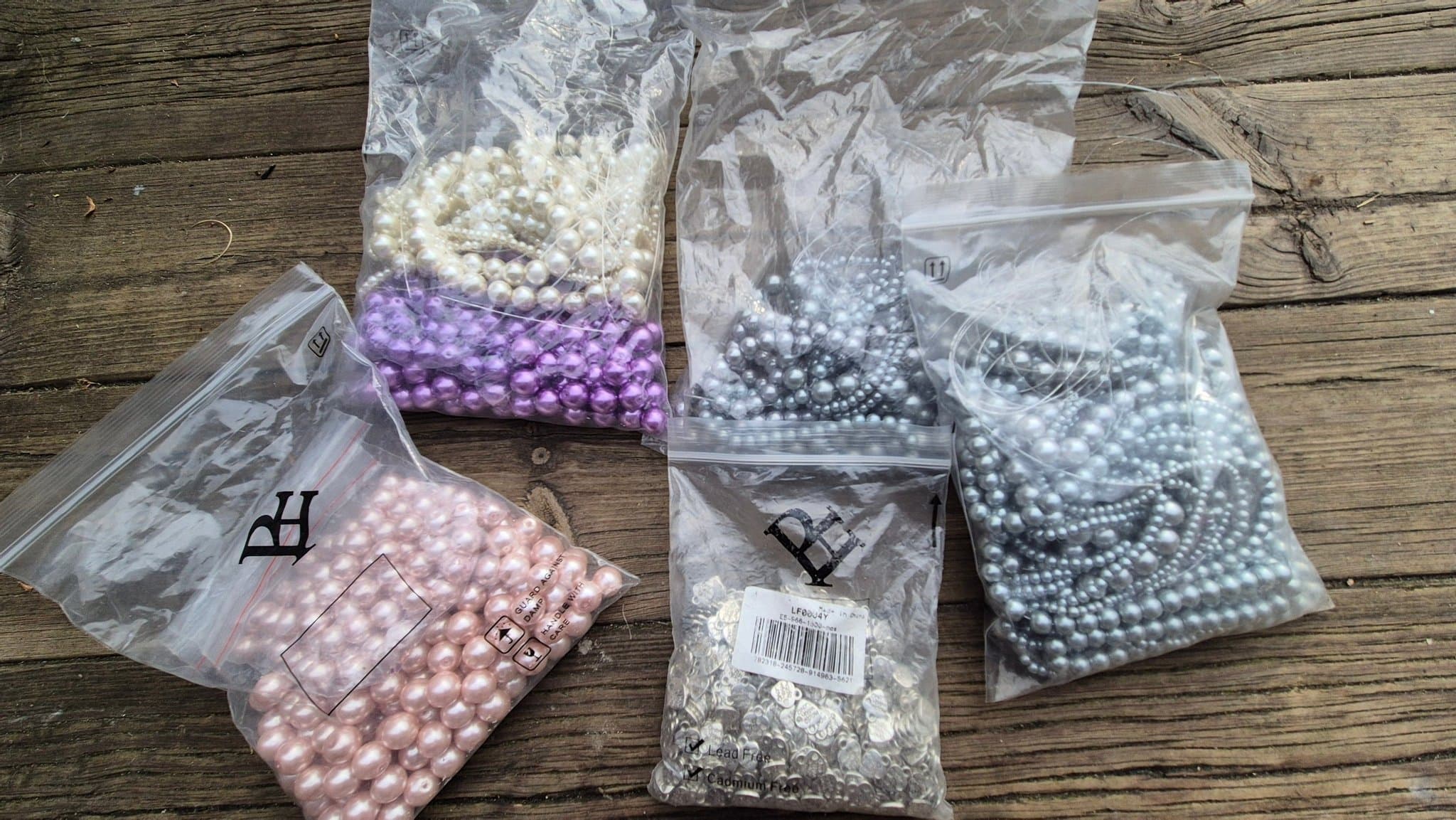 Storpack mycket fina pärlor och handlade hjärta