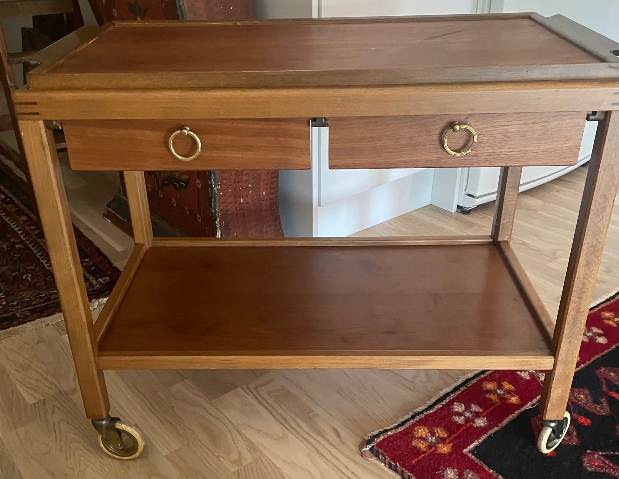 Serveringsvagn i teak med utdragbara lådor.