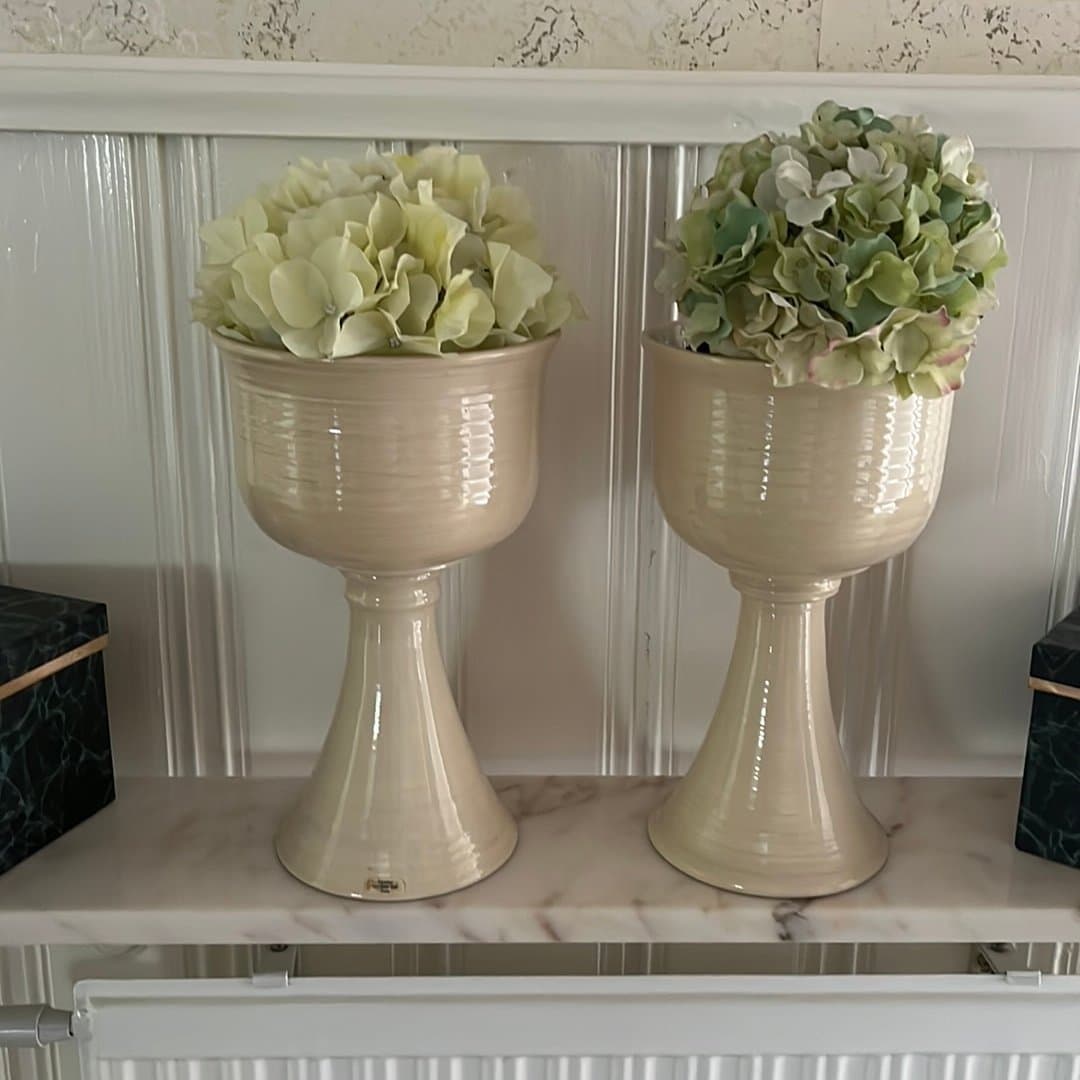 Två Blomamplar på fot