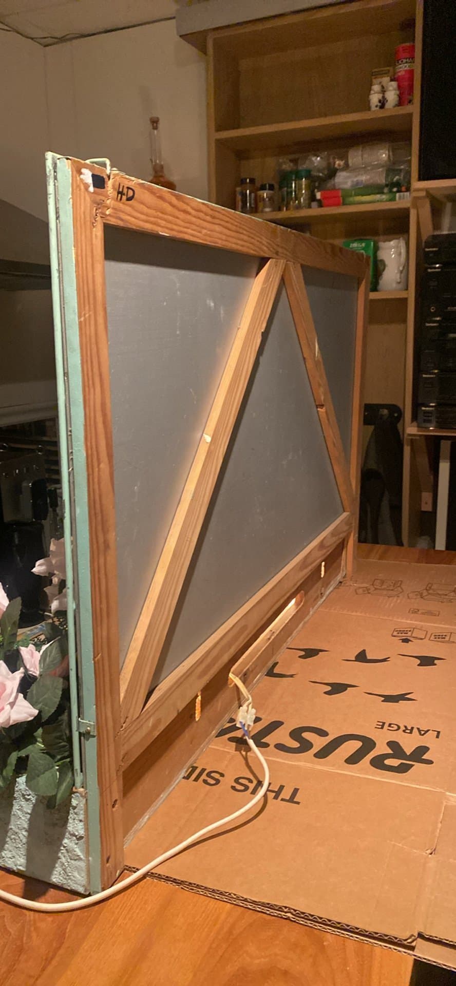 Väggspegel med belysning och blomsterarrangemang