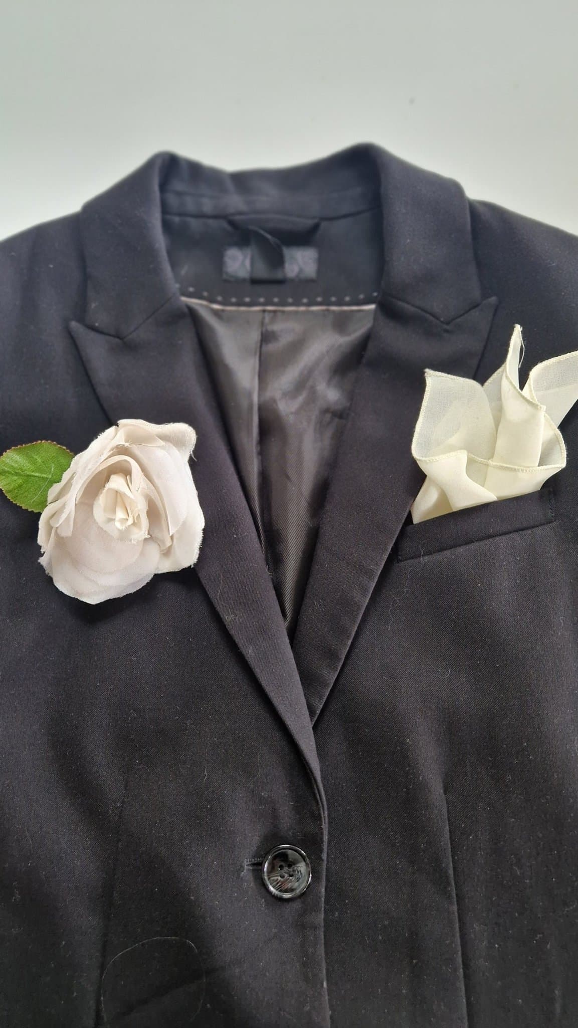 Snygga enkelt till din kavaj med en näsduk och en brosch i form av ros