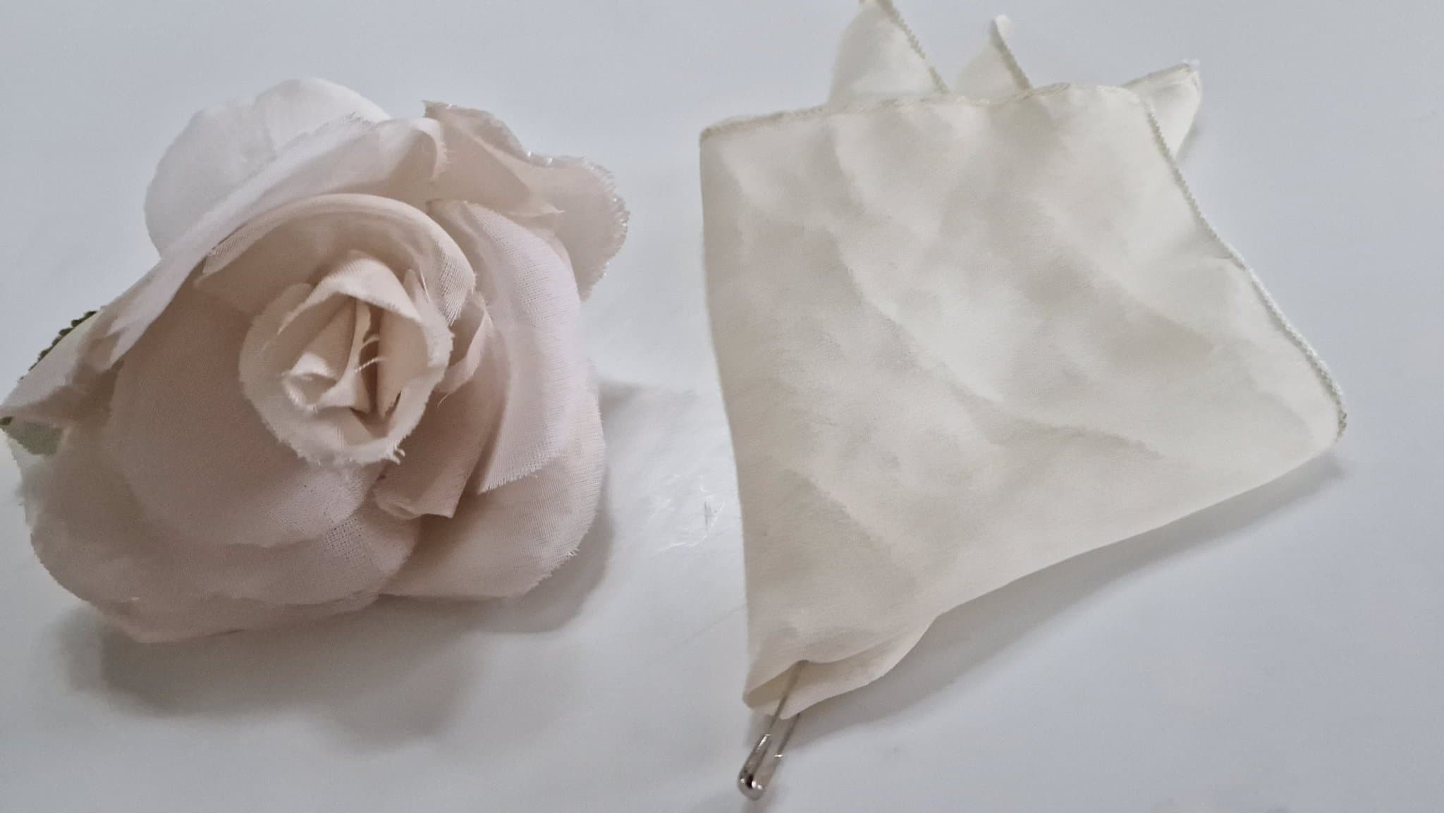 Snygga enkelt till din kavaj med en näsduk och en brosch i form av ros