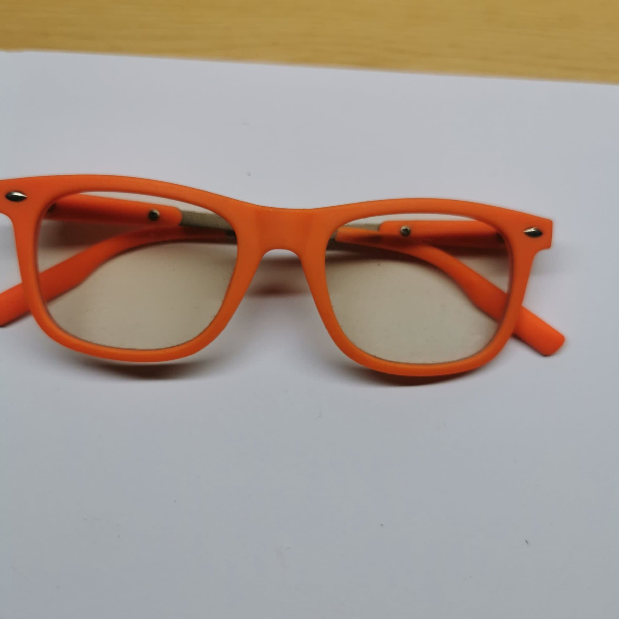 Orangea glasögon