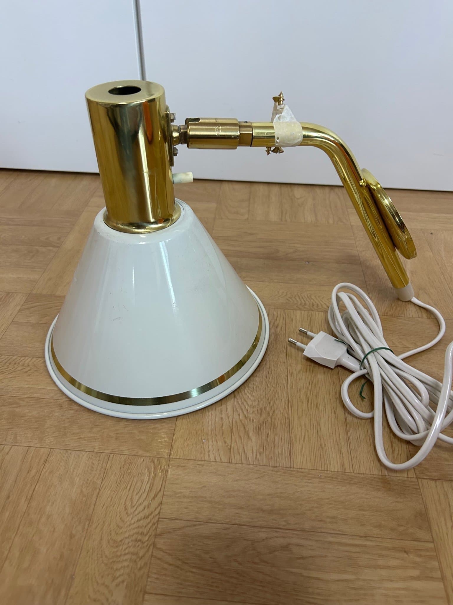 ÖIA VÄGGLAMPA / SÄNGLAMPA, mässing och vit plåt skärm , 1900-talets andra hälft