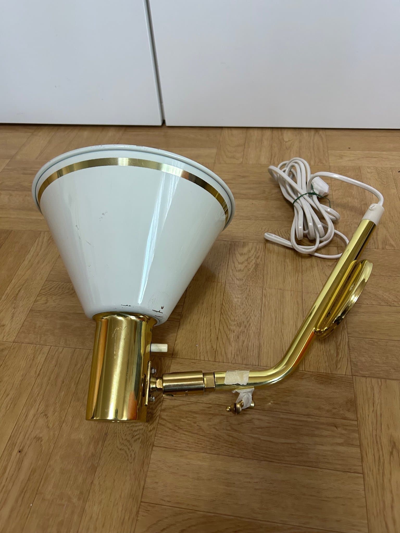 ÖIA VÄGGLAMPA / SÄNGLAMPA, mässing och vit plåt skärm , 1900-talets andra hälft