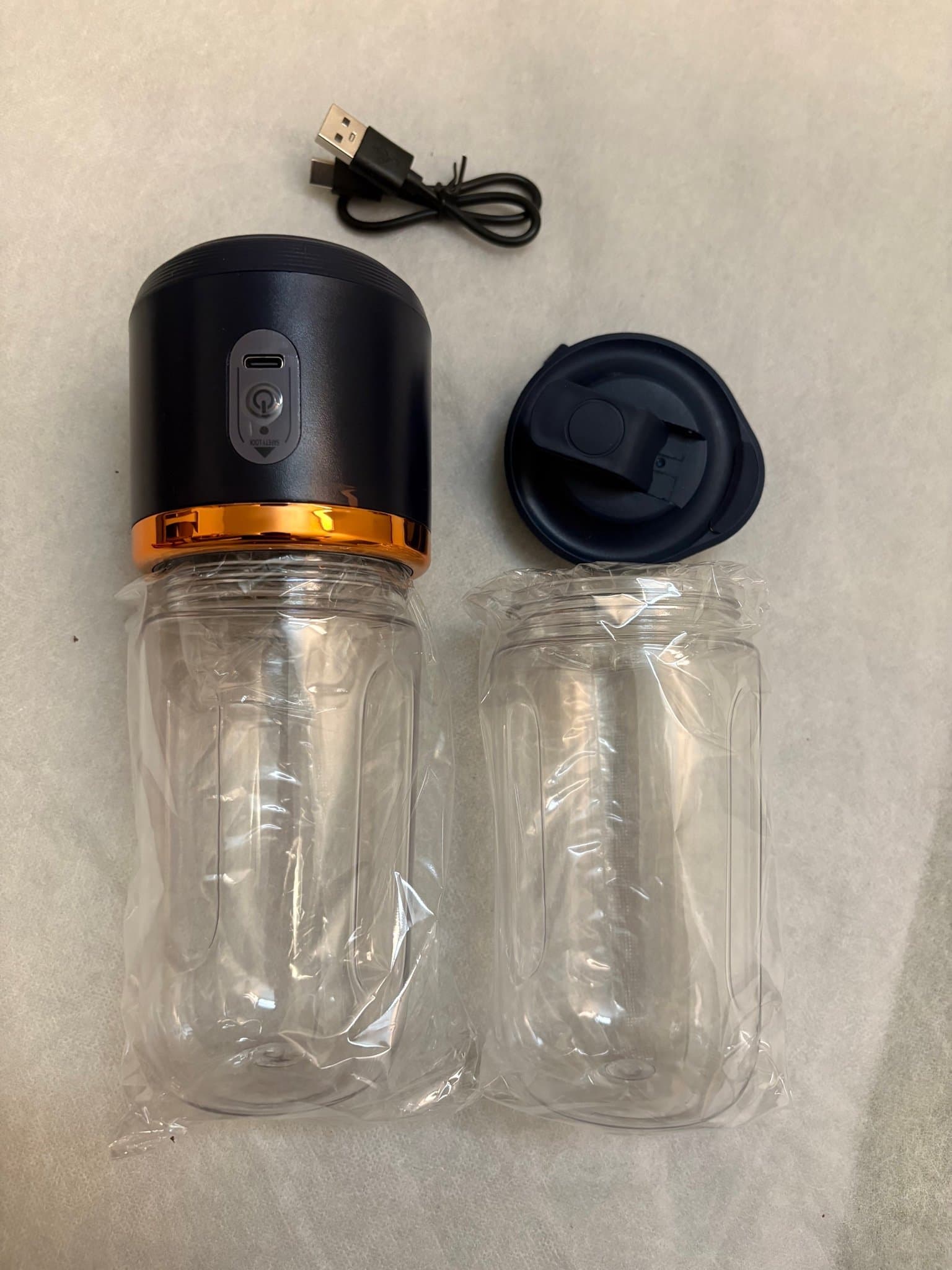 Bärbar elektrisk juicer med två flaskor