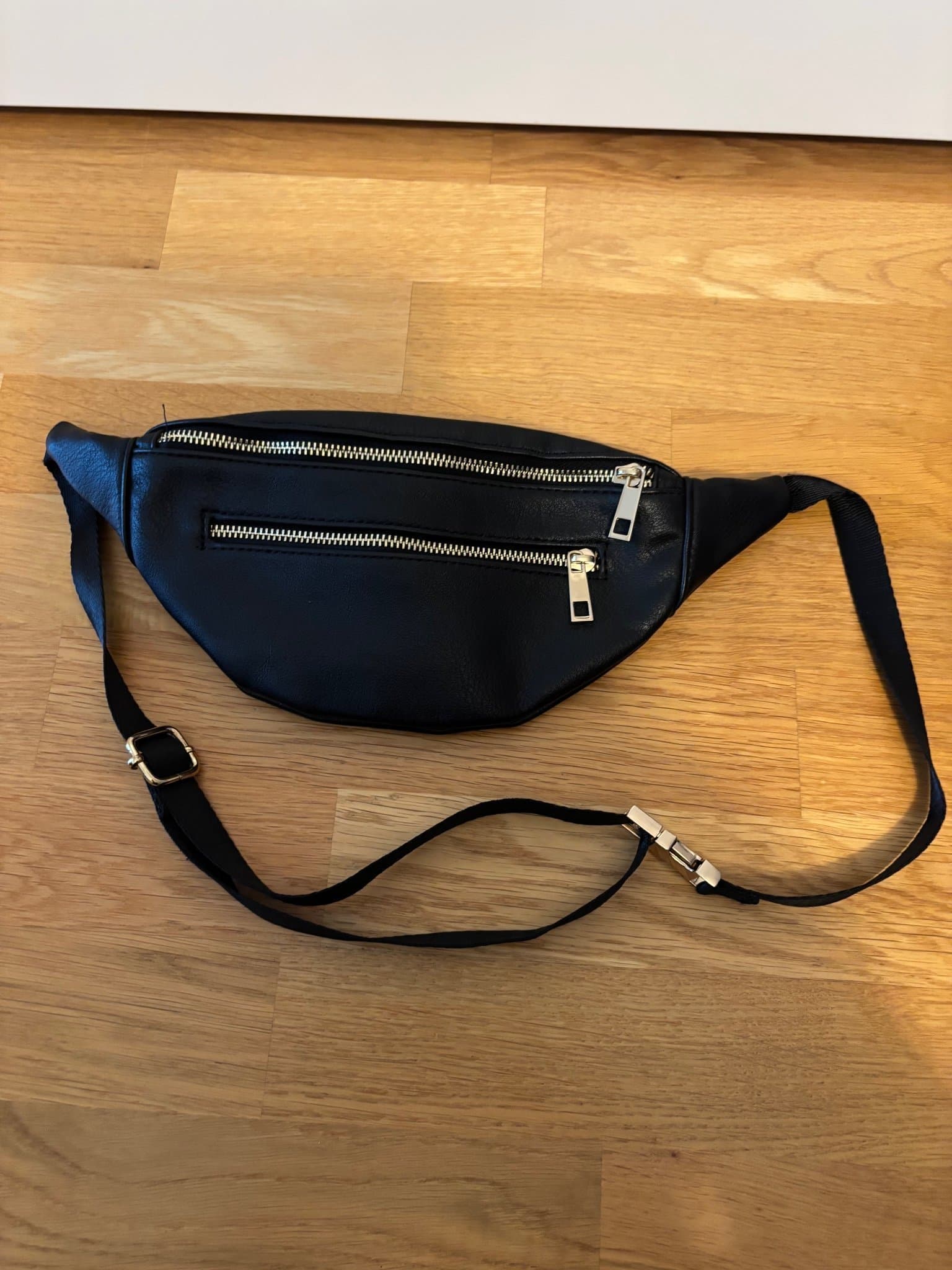 Glitter svart midjeväska