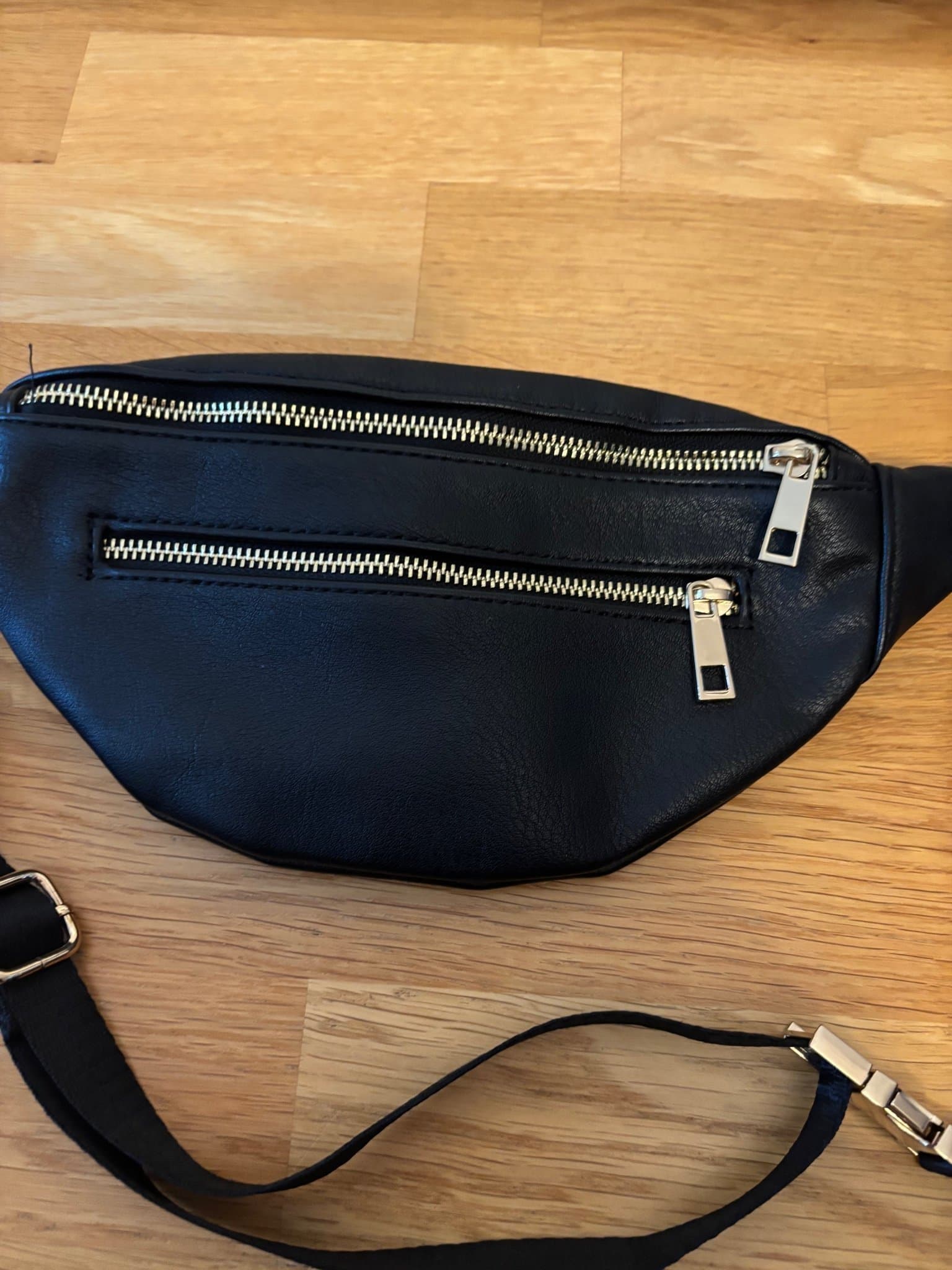 Glitter svart midjeväska