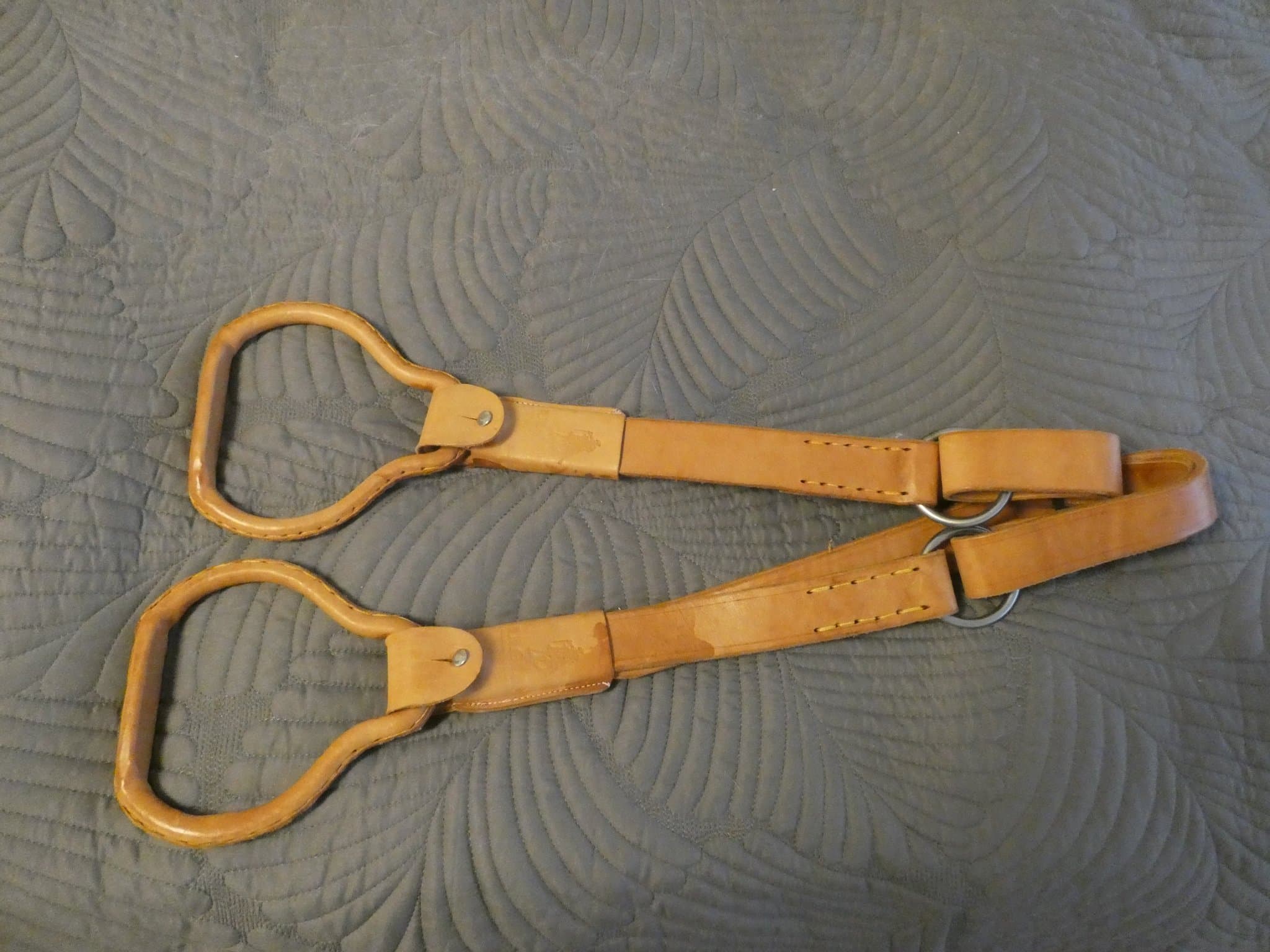 2 STYCKEN LÄDERKLÄDDA STIGBYGLAR MED TILLHÖRANDE UTRUSTNING.