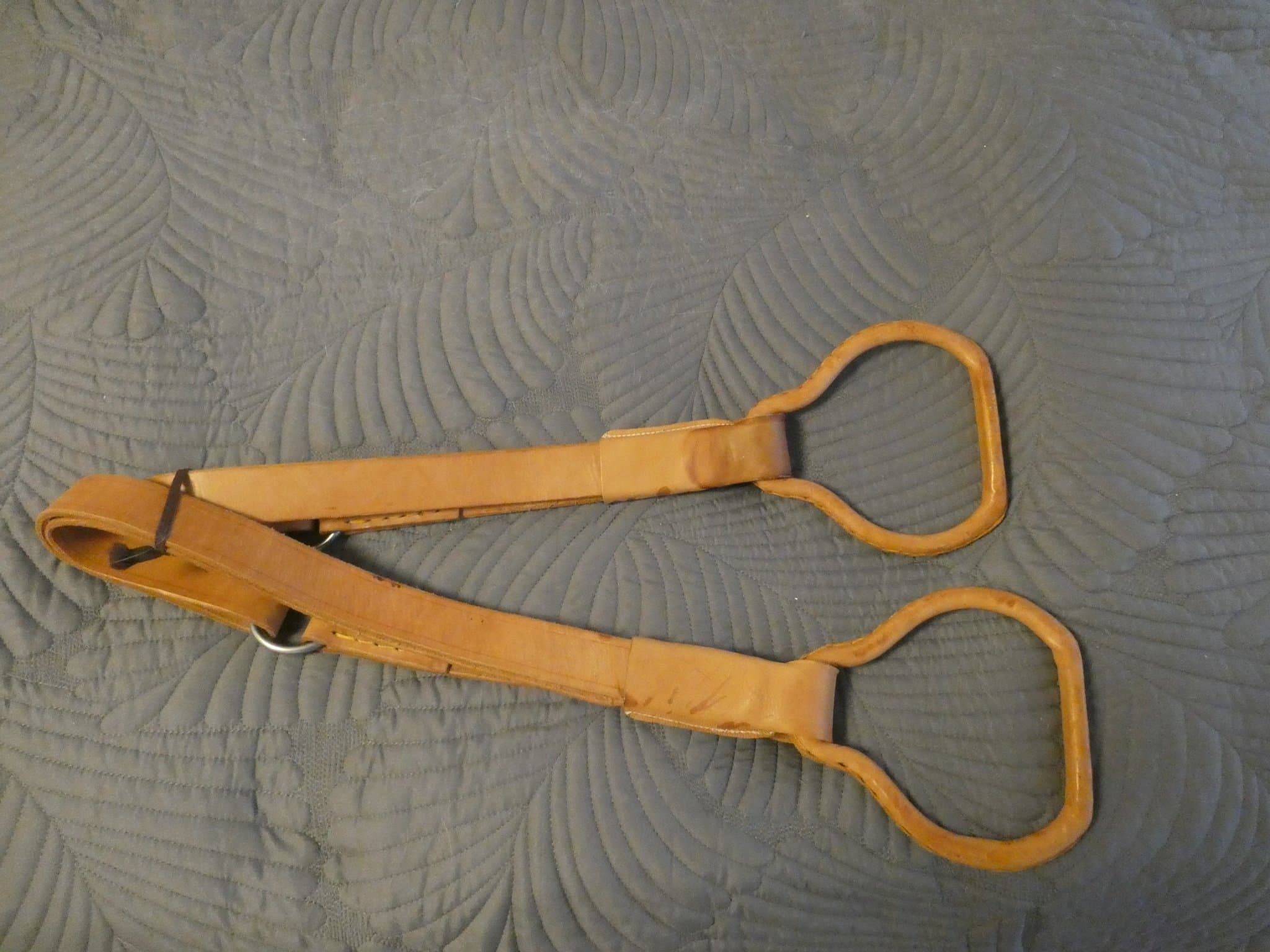 2 STYCKEN LÄDERKLÄDDA STIGBYGLAR MED TILLHÖRANDE UTRUSTNING.