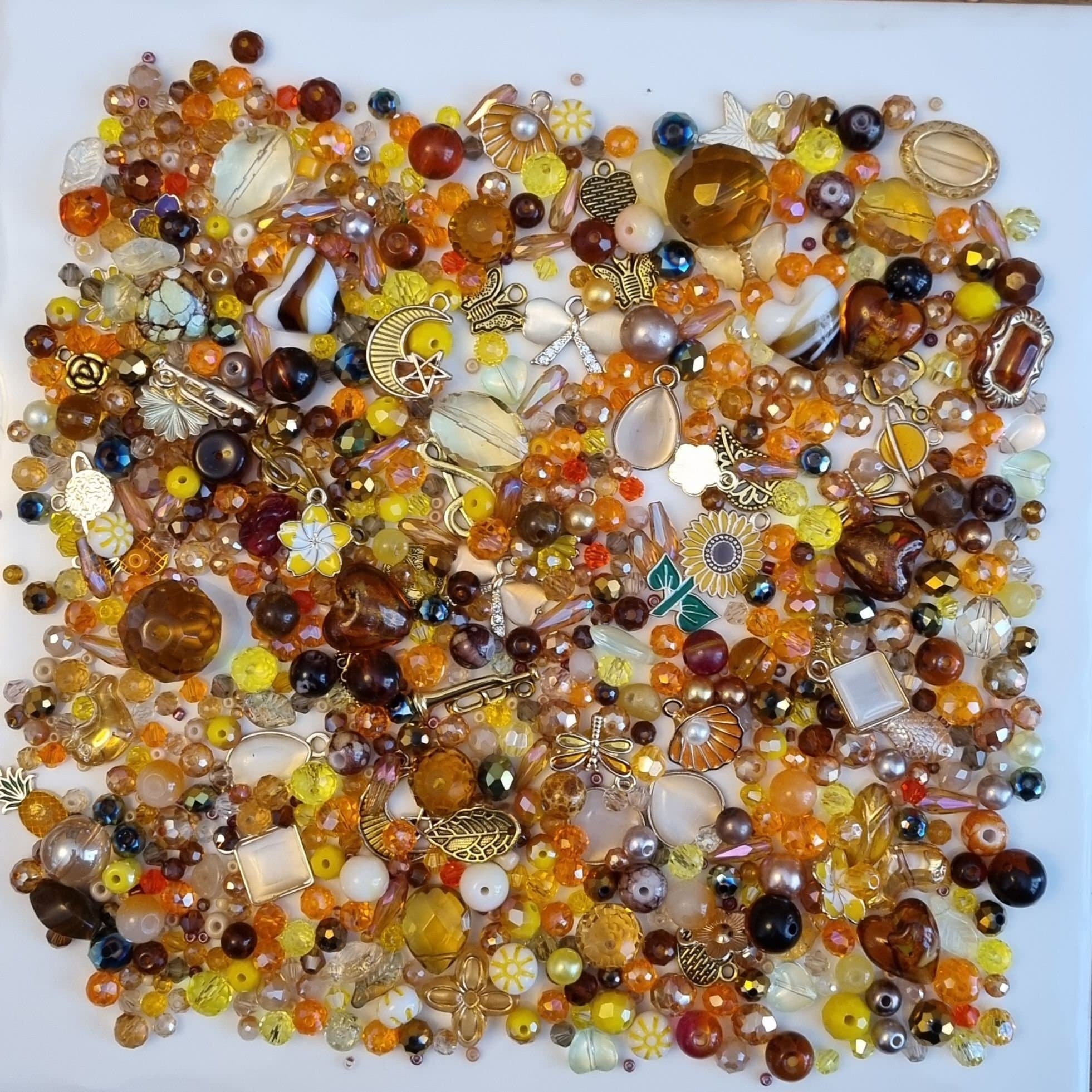 Blandad gula, orange och bärnstensfärgad pärlor och berlocker