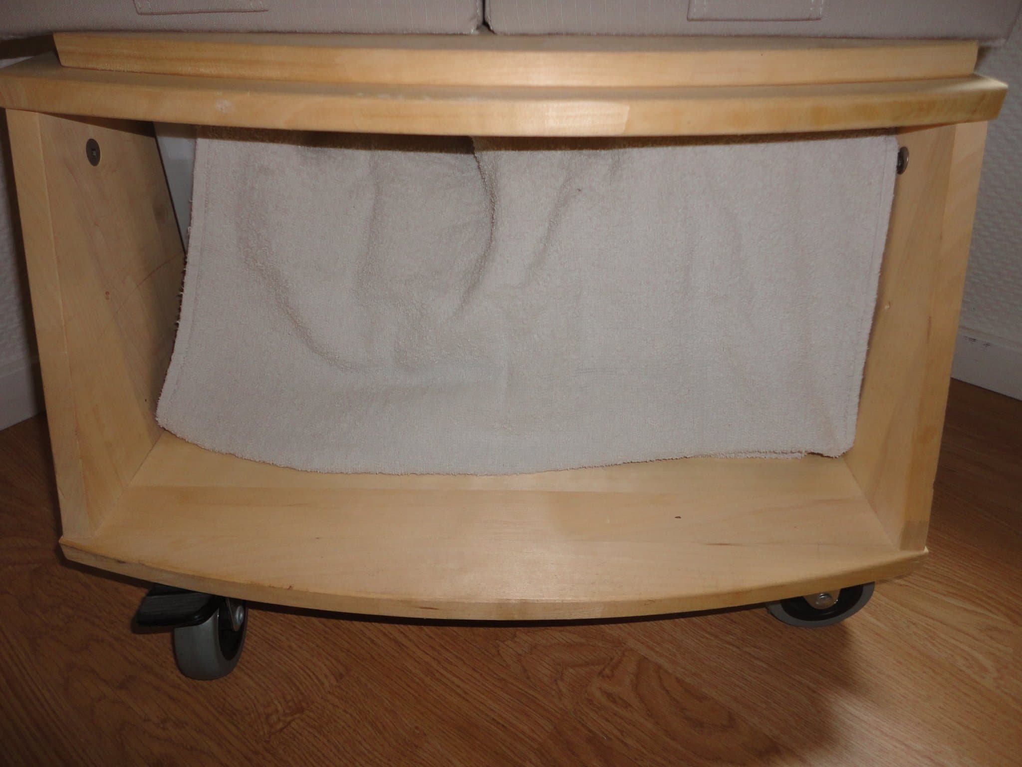 En stadigt och lätt placerad bänk försedd med låsbara framhjul, 1 hyllplan