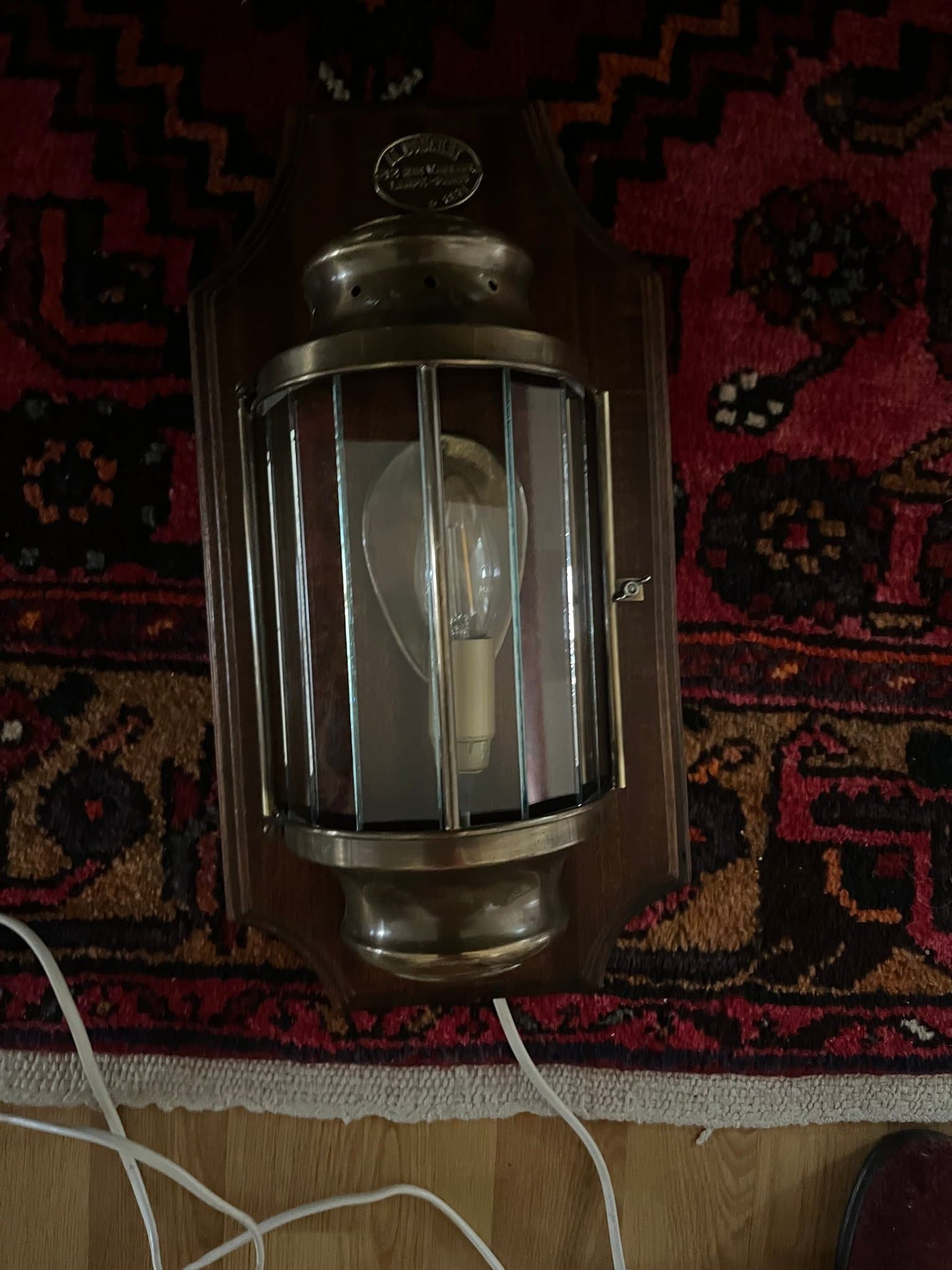 Vägglampett/ lampa i mässing och trä, M. Bouchet, Paris