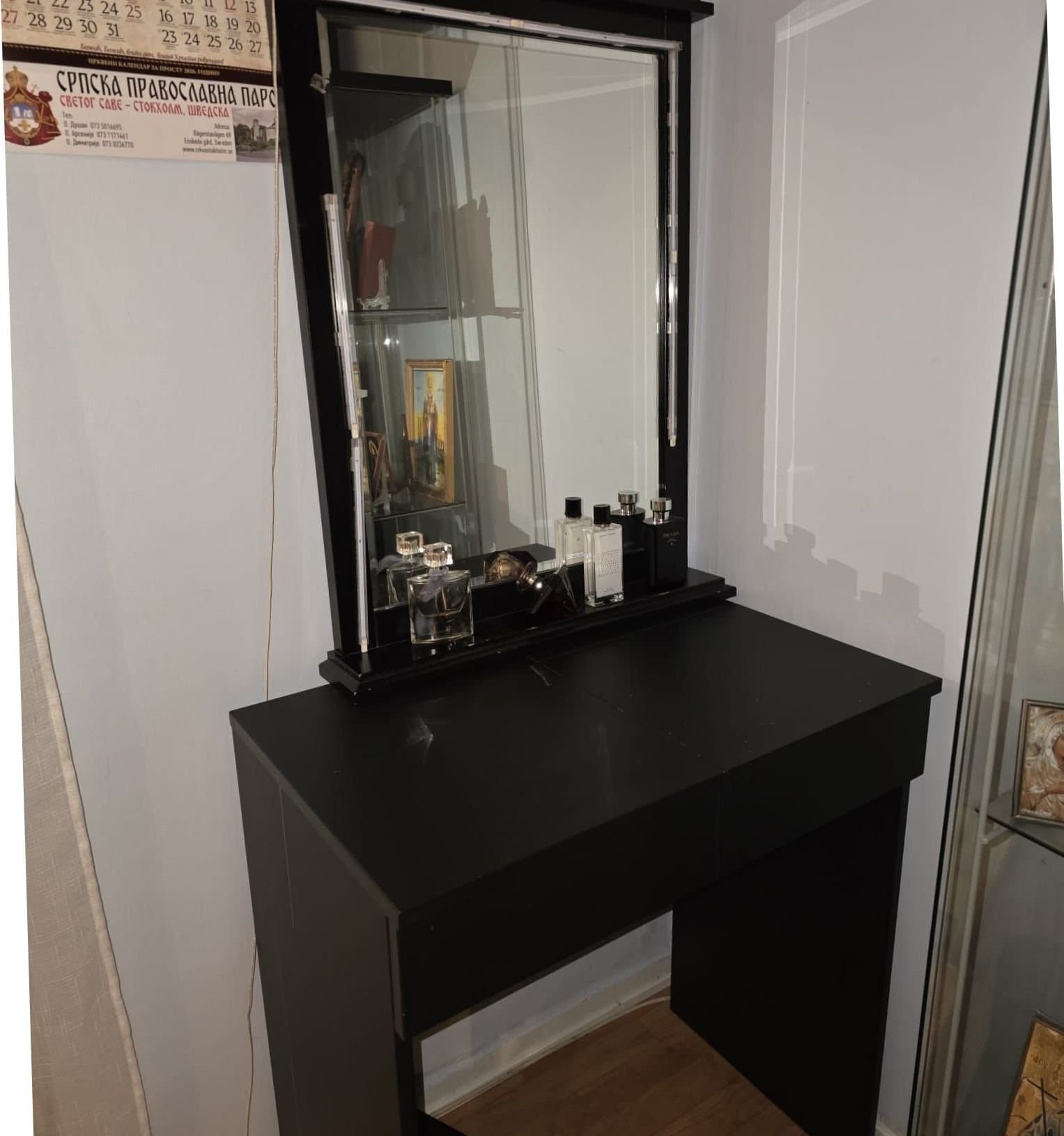 Svart sminkbord med spegel och pall