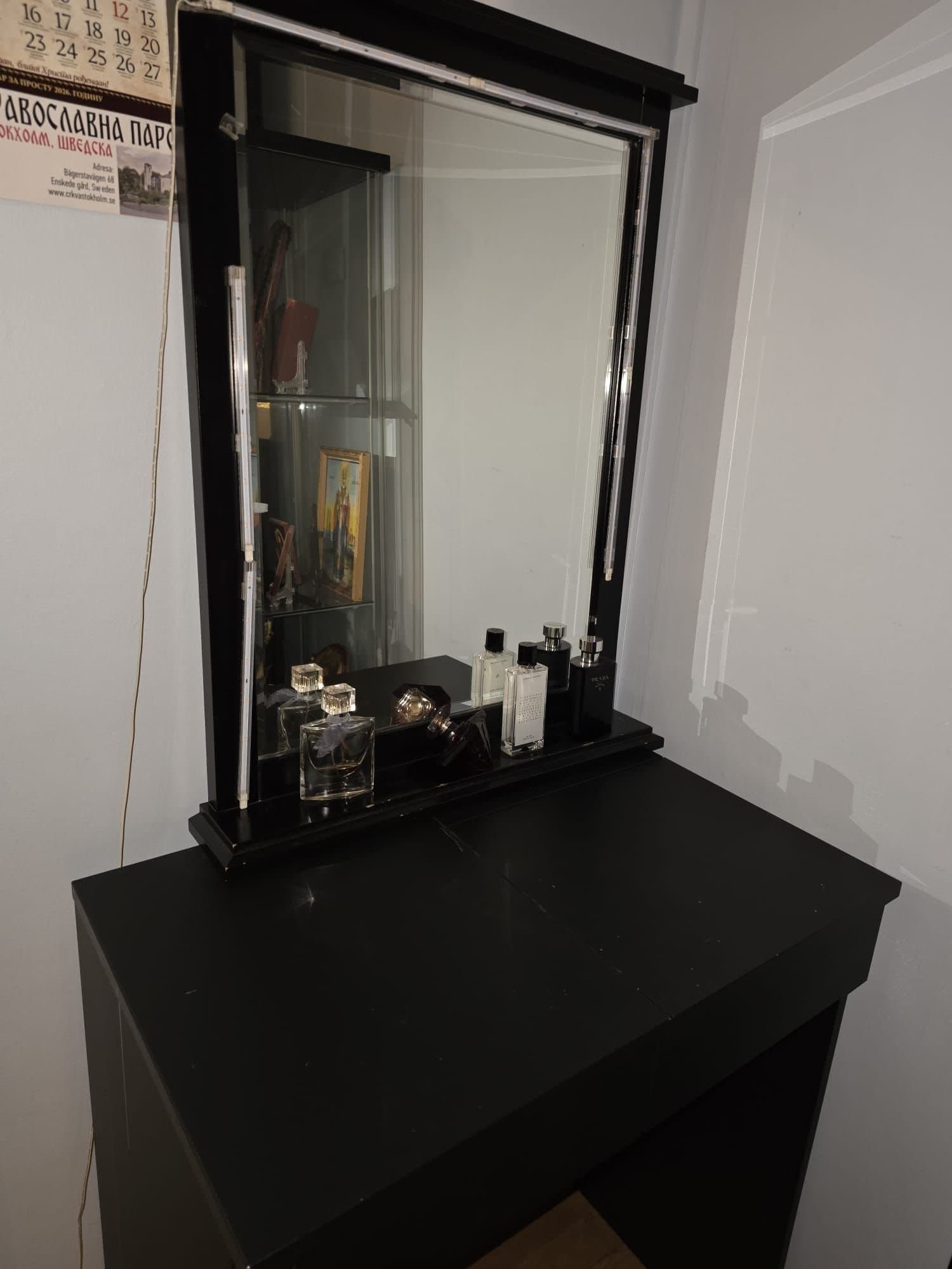 Svart sminkbord med spegel och pall