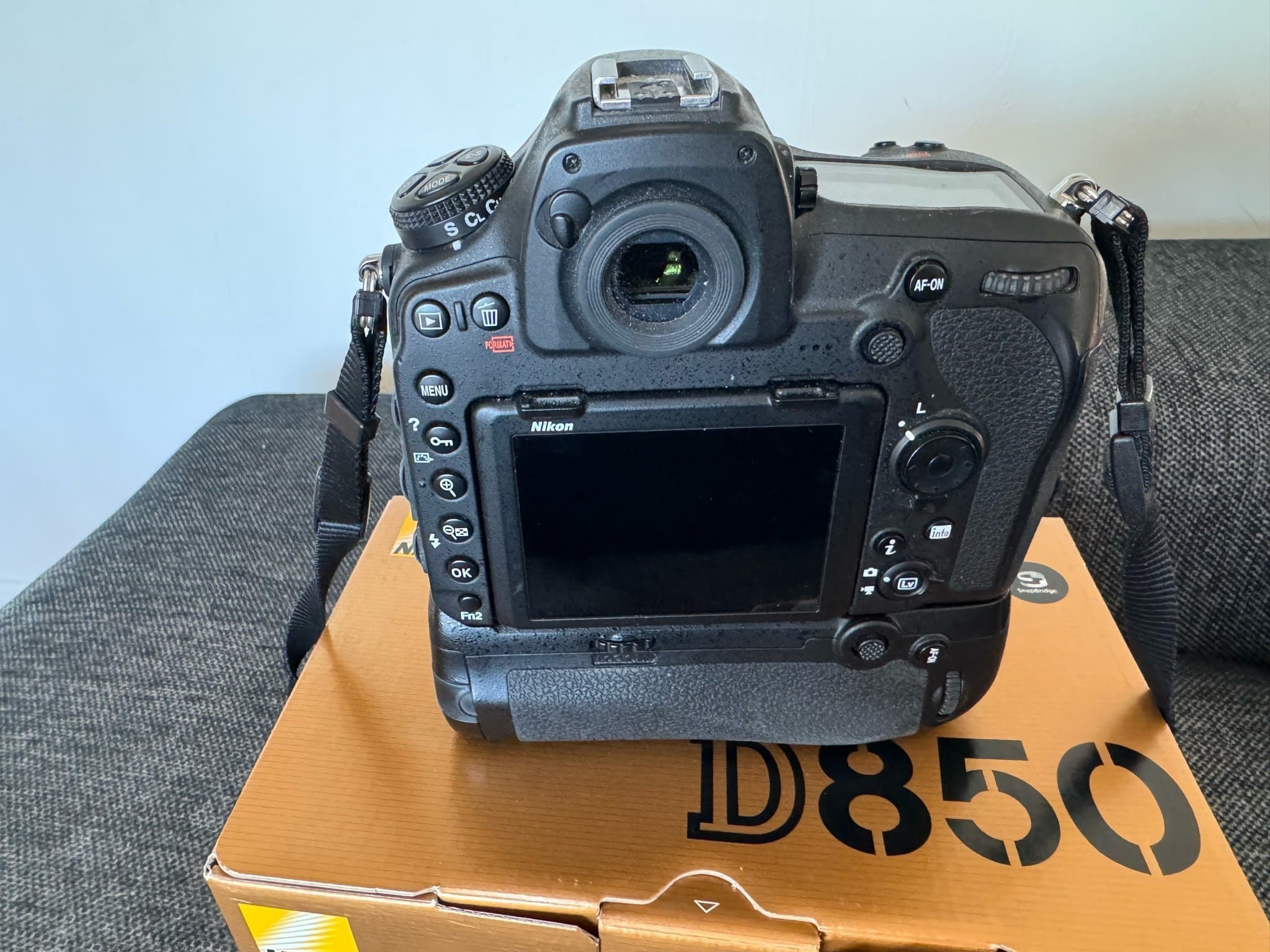 Nikon D850 med MB-D18 batterigrepp