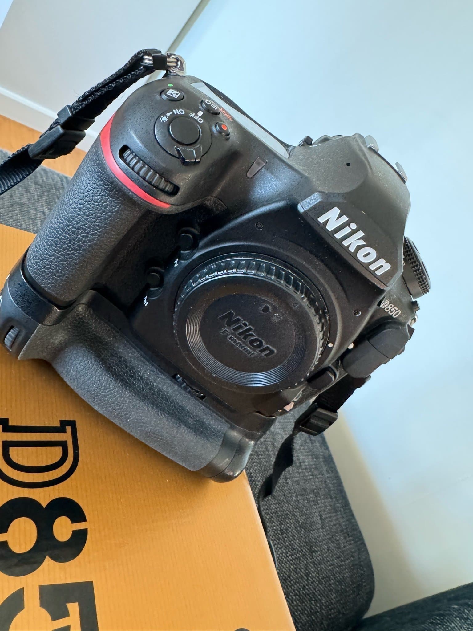 Nikon D850 med MB-D18 batterigrepp